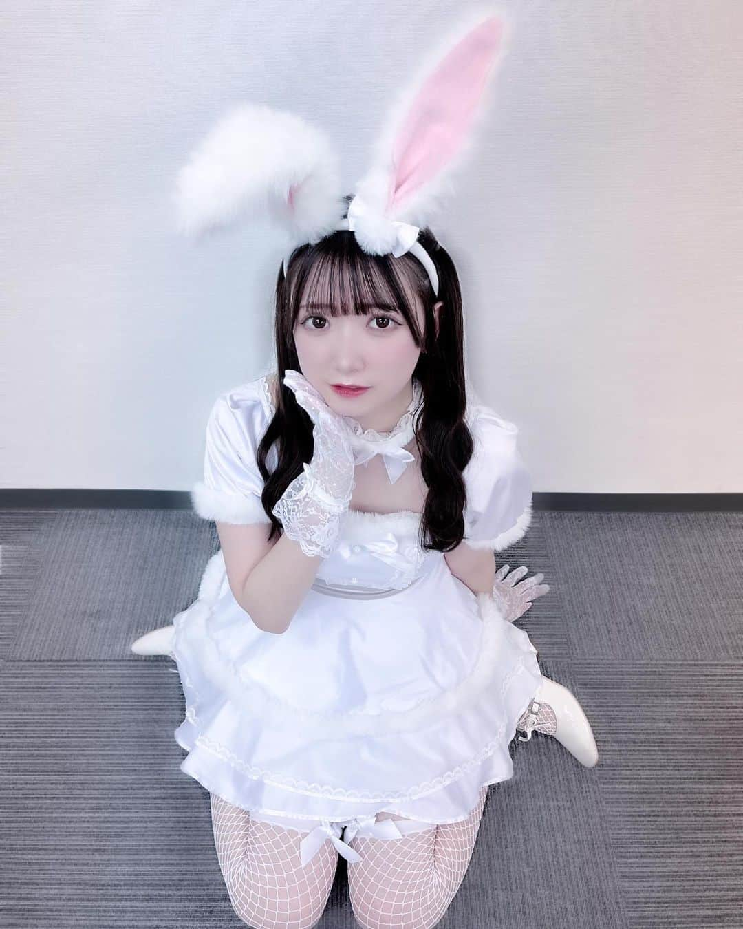 薮田こももさんのインスタグラム写真 - (薮田こももInstagram)「うさぎさん落ちてるよ拾ってくれる？🐇  ･ ･ ･  #ハロウィン #ハロウィンコスプレ #ハロウィン仮装 #halloween #halloweencostume #ハロウィン🎃 #白うさぎ」11月13日 19時09分 - yuri_selfish