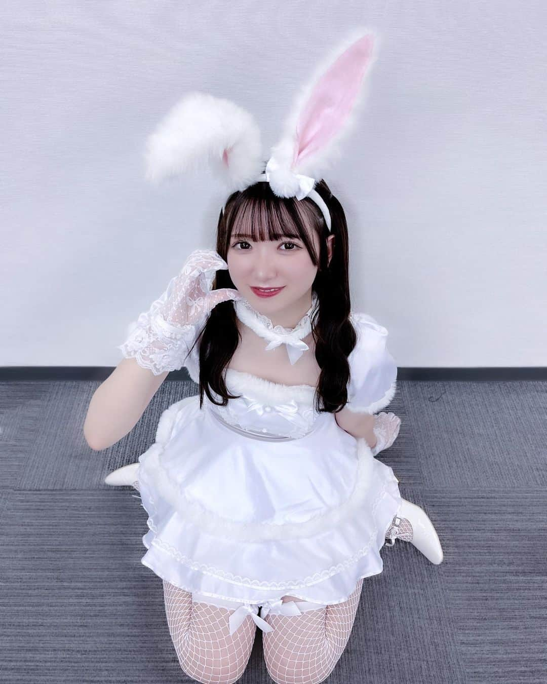 薮田こもものインスタグラム：「うさぎさん落ちてるよ拾ってくれる？🐇  ･ ･ ･  #ハロウィン #ハロウィンコスプレ #ハロウィン仮装 #halloween #halloweencostume #ハロウィン🎃 #白うさぎ」