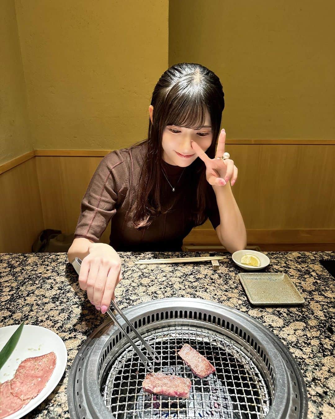 山田麻莉奈さんのインスタグラム写真 - (山田麻莉奈Instagram)「. 妹と美味しいお肉食べてきた♡ うしごろのお肉ほんとにおいしい..🥺 @ushigoro_yakiniku  季節限定特別コースたべました！🍁 ボリューム満点のコースで 極みのタン、ユッケ、シャトーブリアンとかとか... おなかいっぱい食べました♡ 美味しいお肉食べてお酒も飲んで幸せだった〜〜  お店の雰囲気も落ち着いてて過ごしやすかったので 妹とひたすら食を楽しみました..🤍  みんなも是非行ってみてね·͜· ︎︎ᕷ  #うしごろ貫 #日本酒 #恵比寿焼肉 #五反田焼肉 #焼肉 #PR」11月13日 19時11分 - marina.yamada_324
