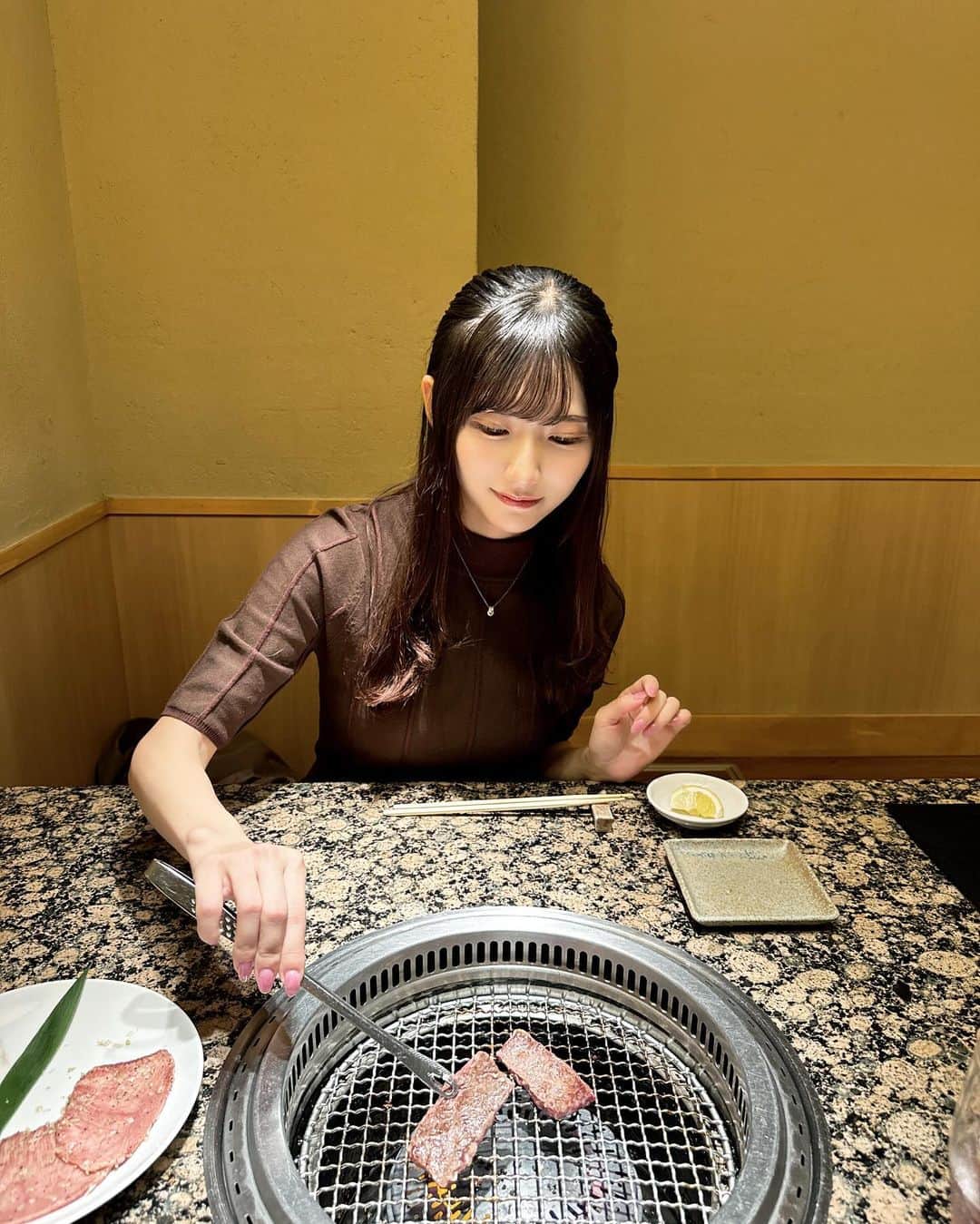 山田麻莉奈さんのインスタグラム写真 - (山田麻莉奈Instagram)「. 妹と美味しいお肉食べてきた♡ うしごろのお肉ほんとにおいしい..🥺 @ushigoro_yakiniku  季節限定特別コースたべました！🍁 ボリューム満点のコースで 極みのタン、ユッケ、シャトーブリアンとかとか... おなかいっぱい食べました♡ 美味しいお肉食べてお酒も飲んで幸せだった〜〜  お店の雰囲気も落ち着いてて過ごしやすかったので 妹とひたすら食を楽しみました..🤍  みんなも是非行ってみてね·͜· ︎︎ᕷ  #うしごろ貫 #日本酒 #恵比寿焼肉 #五反田焼肉 #焼肉 #PR」11月13日 19時11分 - marina.yamada_324