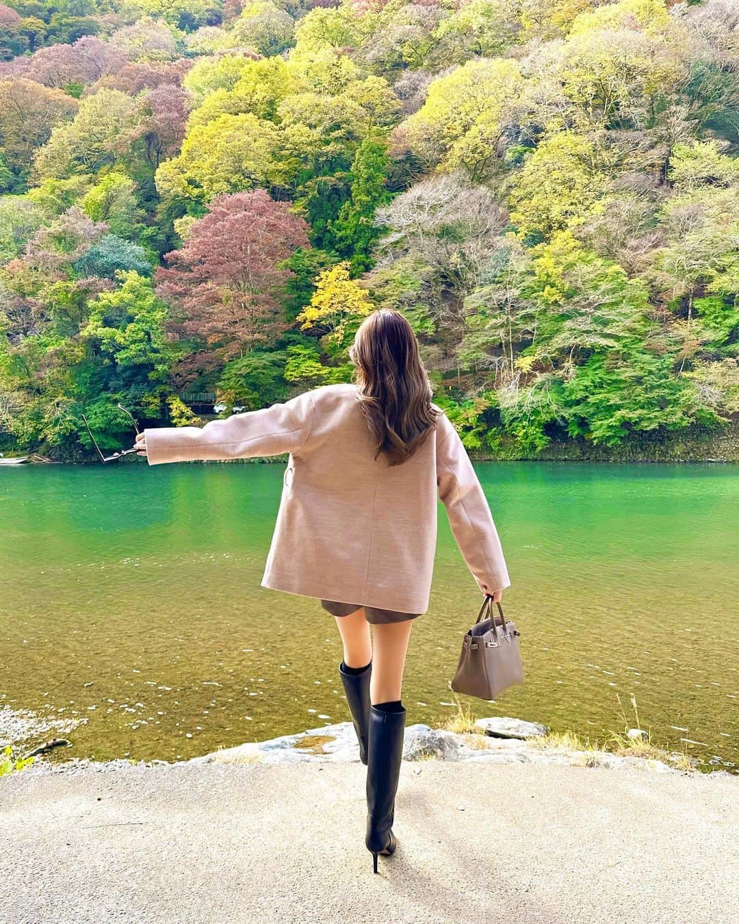 岡部あゆみのインスタグラム：「📍京都 嵐山🎋  ついに念願の.."祐斎亭"🏡🪟 SNSでみた通りの圧巻の眺めに感動🍁🍂 食べ歩きや足湯も楽しくて(後日リールにします) 嵐山が大好きな場所になりました🍡♨︎  #kyoto#arashiyama#yusaitei #京都#嵐山#嵐山食べ歩き#祐斎亭」