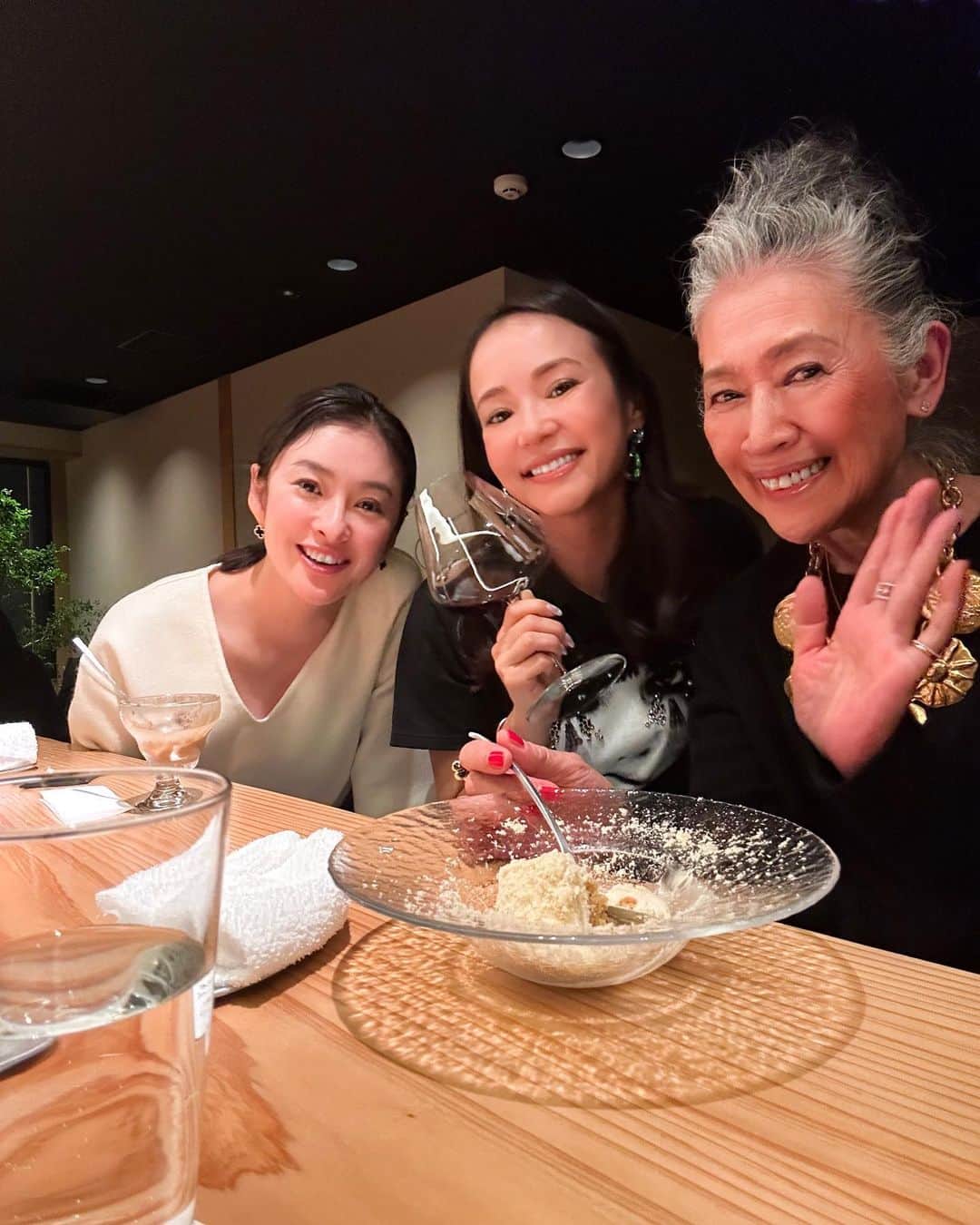 内藤朝美のインスタグラム：「楽し過ぎてお料理の写真１枚しか撮れなかった夜✨ 最高〜に可愛くて仕方がない娘達… @rumeno82 @ayuuki0908  ご馳走様‼️ありがと〜🫶🏻  ユーキちゃんとリカちゃんの歌聴くのとっても楽しみにしてるよん💓💓💓」