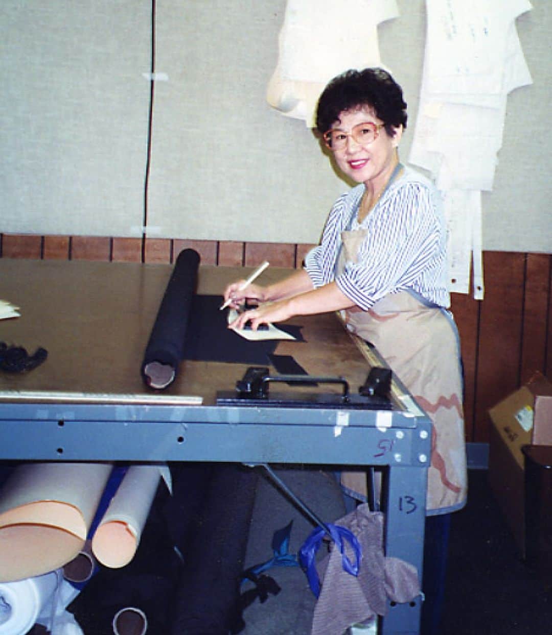 マウンテンハードウェア公式さんのインスタグラム写真 - (マウンテンハードウェア公式Instagram)「・ マウンテンハードウェア設立当初の製作チームの様子。  アーカイブフォト 1．主にテントやギアなどの製作に関わっていた設立当初の縫製担当Shu Mei Cheung 2. 当時の製作チーム。 社内でパターンから製作まですべてを行っていました。  @mountainhardwear   #SeekWilderPaths  #MountainHardwearSince1993」11月13日 19時12分 - mountainhardwear.jp