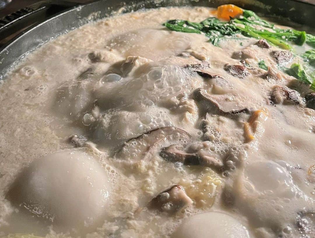 大田由香梨さんのインスタグラム写真 - (大田由香梨Instagram)「来年に向けた準備が進む中、週末は久しぶりにシラコノイエでゆっくりと🪐  ご近所の野立さんが山栗を届けてくれたので、豆乳鍋のお出汁で雑炊を作ったり、 海沿いの斎藤さんが自然薯やお芋、みかんを届けてくださって🥹🙏🏻 @naokotanijiri お手製のいくらを白いご飯に🥹🫶🏻  この豊かさと幸せな時間  写真で伝わるかな？  🕊🕊🕊🕊  そんな幸せな時間の中で相方と会話をしていて シラコノイエの私たちの暮らしを体験できる日を皆さんと一緒に これから作っていこうと計画を立てています。  消えゆく日本家屋に未来の暮らしがあるように私は感じています。  来年からスタートしようか〜？なんて話していたのですが。 なんだか会話が盛り上がり。  まず　12/3(日)に　第0回を開催しようと思います☺️🙏🏻  朝から夜までの日帰りで 食事や私が日々大切にしている当たり前の日常を体感いただく1日です。特別なことは何一つ無く、 一緒に食事をして、一緒にゆっくりとお話をして。  人数もダイニングテーブルの椅子の数だけなのでかなり限られておりますが。  私自身がそうであったように この家との出会いは、きっと人生観の変わるスペシャルな1日となることと思います。  ご興味のある方は詳細(申込方法や金額、スケジュールなど)をメッセージでお送りしますので、DMでご連絡くださいませ🕊  ゆっくりと皆様とお話ししながら 幸せな時間を共に過ごせたら嬉しいです☺️🫶🏻✨  #思い立ったが吉日  #beyondmindfulness #衣食住 #lifestylist #organictablebylapaz #Loveandpeace」11月13日 19時12分 - otayukari