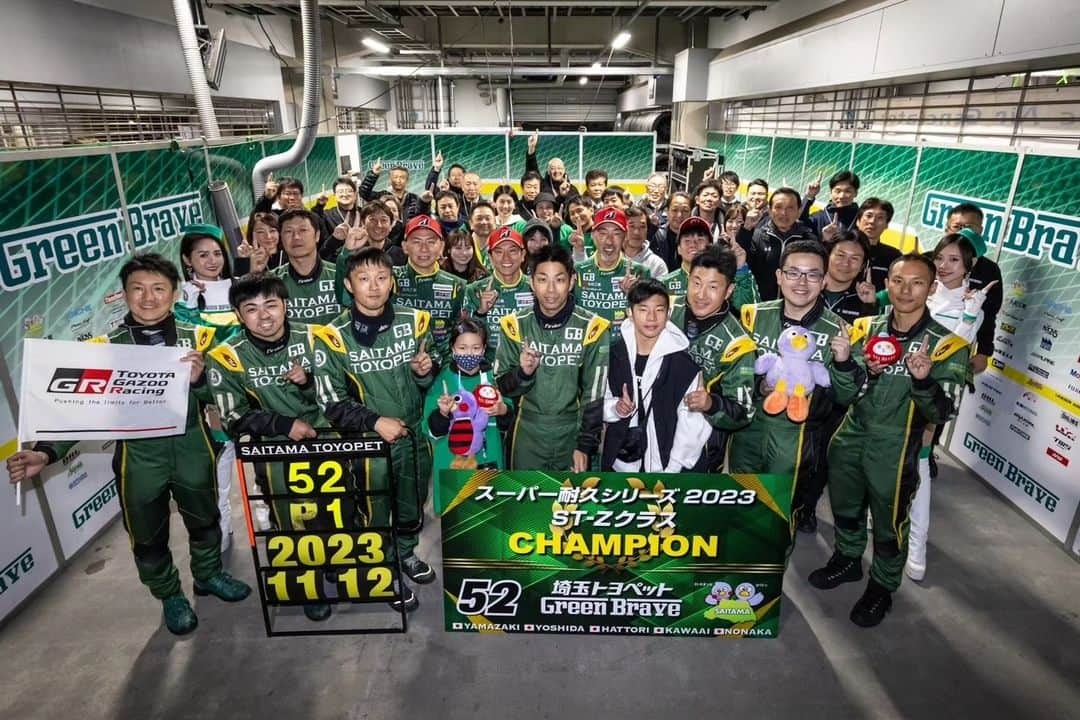 吉田広樹さんのインスタグラム写真 - (吉田広樹Instagram)「#スーパー耐久 最終戦は優勝で締め括ることが出来ました🏆️  シリーズチャンピオンは前戦で決まりましたが 今回の優勝で今シーズンは 優勝 4回 🥇🥇🥇🥇 2位  3回 🥈🥈🥈 全戦表彰台です🙌 こんなに出来すぎなシーズンは後にも先にもないと思います‼️  それを可能にしたのはサクセスウエイトにも負けないマシン作りや 作戦を考えてくれているエンジニアやメカのみんな❗ みんなが各々の仕事に集中出来るようにサポートしてくれているマネージャー、ファン作りやチームを盛り上げてくれるRQ❗ ドライバーも期待に応えるため、精一杯ベストを尽くしました❗ その他にも沢山の関係者の皆さんのサポートに感謝しています❗  みんなでフォローしながらやれたからこそ 1年通して速さや強さをキープ出来たんだと思います‼️  こんなチームで走れて幸せです❗ 最高のチーム🙌  そしてファンの皆さん、1年間ありがとうございました🙇‍♂️ 来年も良いレースが出来るよう準備していきます🏎️  #埼玉トヨペット #greenbrave #grgarage浦和美園 #トヨタ自動車 #GRSupraGT4 #TCD #BRIDGESTONE #大石博久カメラマン」11月13日 19時13分 - hiroki44da