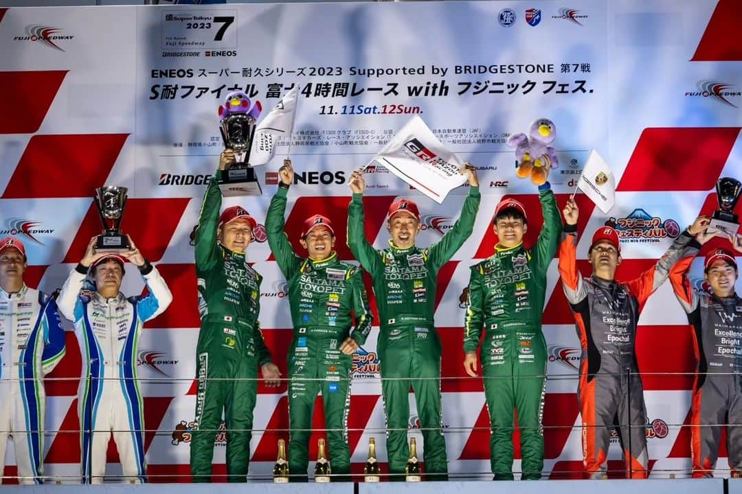 吉田広樹のインスタグラム：「#スーパー耐久 最終戦は優勝で締め括ることが出来ました🏆️  シリーズチャンピオンは前戦で決まりましたが 今回の優勝で今シーズンは 優勝 4回 🥇🥇🥇🥇 2位  3回 🥈🥈🥈 全戦表彰台です🙌 こんなに出来すぎなシーズンは後にも先にもないと思います‼️  それを可能にしたのはサクセスウエイトにも負けないマシン作りや 作戦を考えてくれているエンジニアやメカのみんな❗ みんなが各々の仕事に集中出来るようにサポートしてくれているマネージャー、ファン作りやチームを盛り上げてくれるRQ❗ ドライバーも期待に応えるため、精一杯ベストを尽くしました❗ その他にも沢山の関係者の皆さんのサポートに感謝しています❗  みんなでフォローしながらやれたからこそ 1年通して速さや強さをキープ出来たんだと思います‼️  こんなチームで走れて幸せです❗ 最高のチーム🙌  そしてファンの皆さん、1年間ありがとうございました🙇‍♂️ 来年も良いレースが出来るよう準備していきます🏎️  #埼玉トヨペット #greenbrave #grgarage浦和美園 #トヨタ自動車 #GRSupraGT4 #TCD #BRIDGESTONE #大石博久カメラマン」