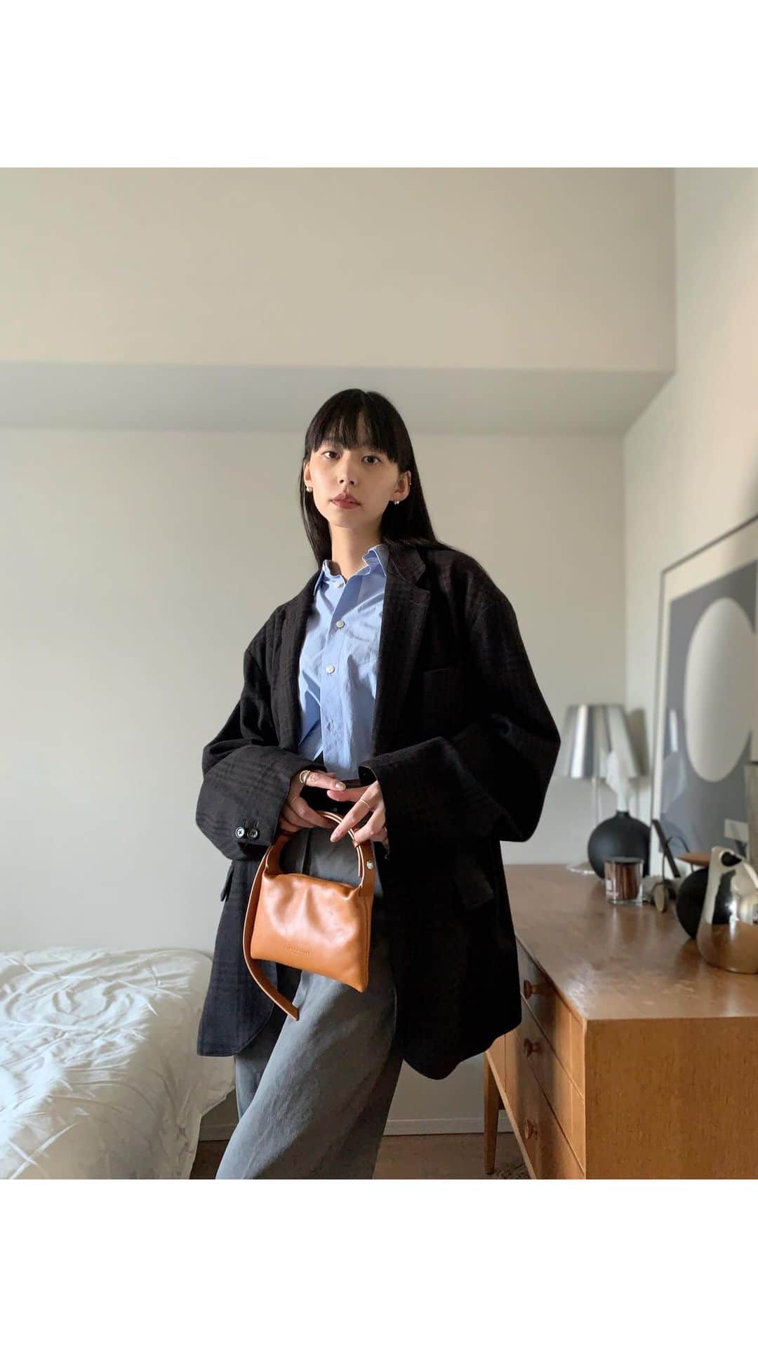 のインスタグラム：「1 Week outfit✌︎  1.tops @moussyofficial  outer @wackomaria_guiltyparties  bottom @lowclassic_seoul   2.tops @baserange.store.tokyo  cardigan @amomento.co  bottom @shopredone   3.tops @anogh_official  bottom @mm6maisonmargiela   4.tops @determ_official  outer @needles_tokyo_official  bottom @mm6maisonmargiela   5.tops @enapartment_official  outer @maisonmargiela  bottom @needles_tokyo_official   6.tops @inscrire_official  outer,bottom vintage  7.dress @nagonstans_official  vest @hyke_official   #ファッション #コーディネート #今日のコーデ #今日のファッション #大人カジュアル #モードカジュアル #黒髪ロング#一週間コーデ」