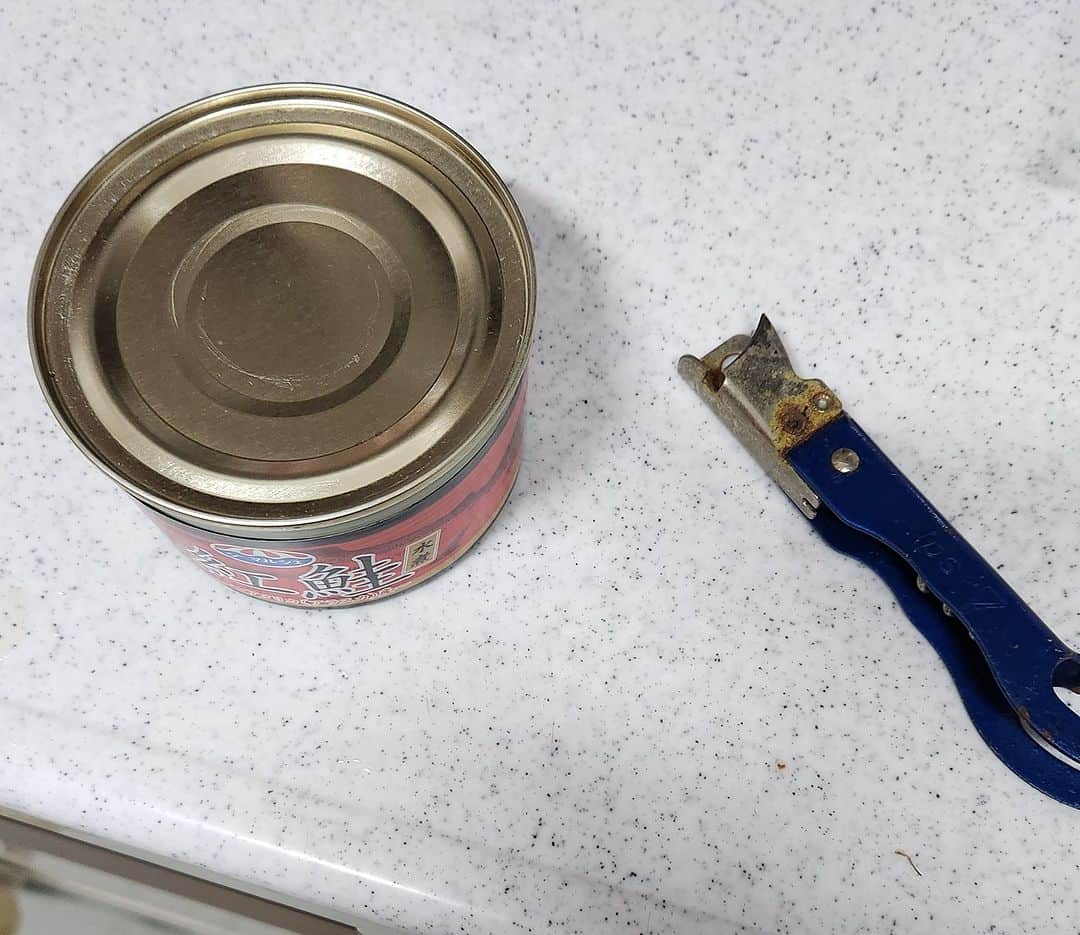 桂七福のインスタグラム：「戴き物。 海外のサーモンの缶詰。 家中を探し回って、やっと見つけた缶切り。 これを使うのは何年ぶりだろう…。 アスファルトで擦って開けずに済みそうだ😁。 (桂七福)」