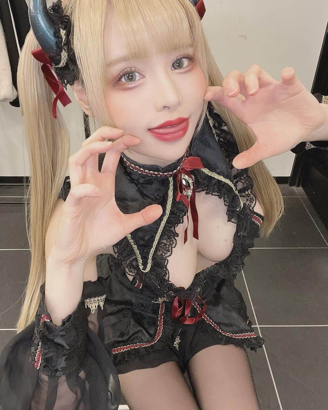 ゆかにゅんのインスタグラム：「今年の生誕ワンマンのために自作した衣装！ ライブ来れる人は来た方がいいほんとに！！こんなの見れるの他にない（断言） #costume #singer #Rock #ステージ #live #stage #japanesemodel #金髪 #ライブ #ROCKSINGER #ロック #Beautifulgirl #model #gallery #ポートレート #portraitphotgraphy #artists #musicians #Japanesegirl #東京カメラ部 #stagephoto #japan_of_insta #Japanesegirl #followme」