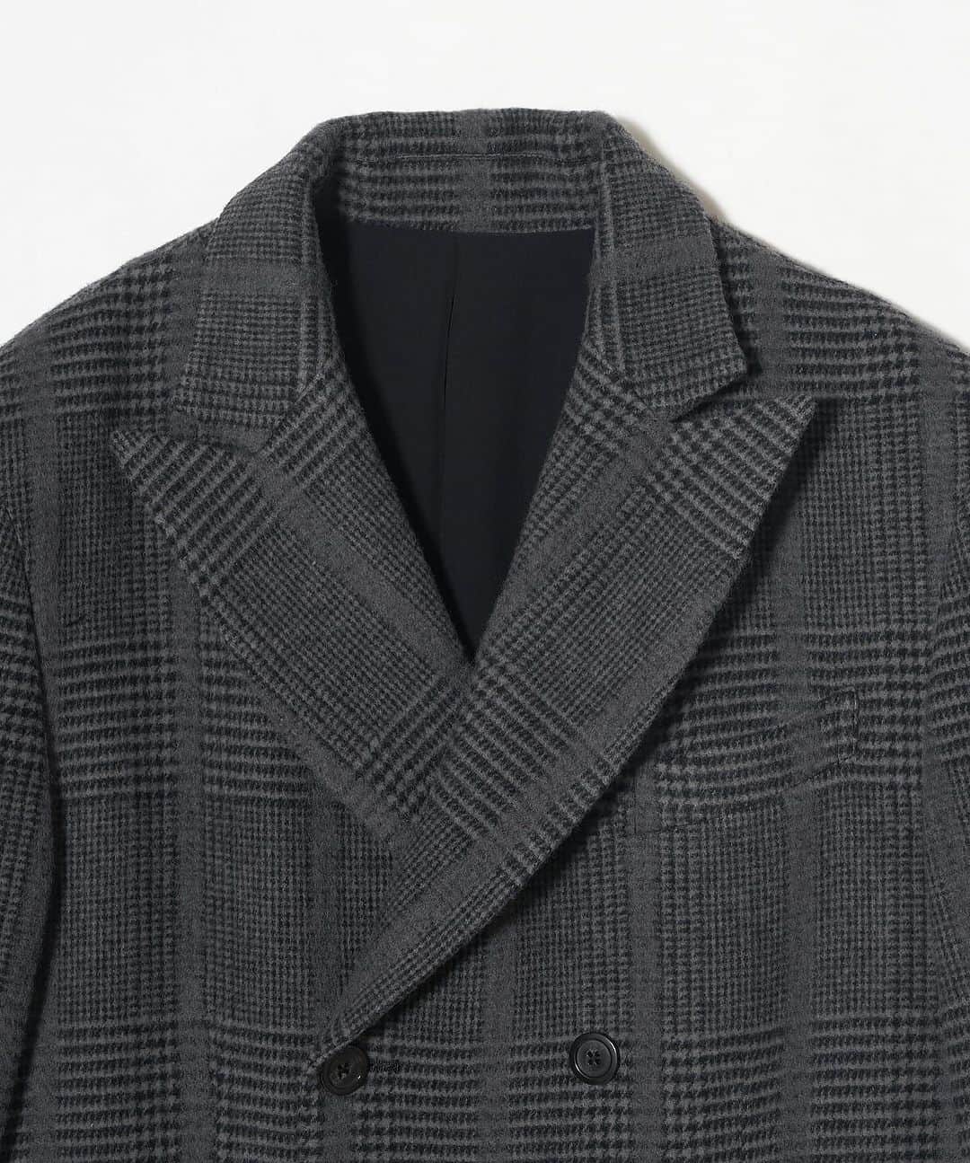 メアグラーティアさんのインスタグラム写真 - (メアグラーティアInstagram)「FW23 meagratia  Wool/Mohair chester coat  ややオーバーサイズでダブルのチェスターコート。裾と袖口にかけてモヘアの質感が出るように特殊な織り方をした生地を贅沢に使用しています。ミドル丈で綺麗なシルエットです。  material qua.  Wool 83% Nylon 10% Mohair 5%  Polyester 1% Rayon 1%  lining. Polyester 100%  #meagratia #fw23」11月13日 19時16分 - meagratia