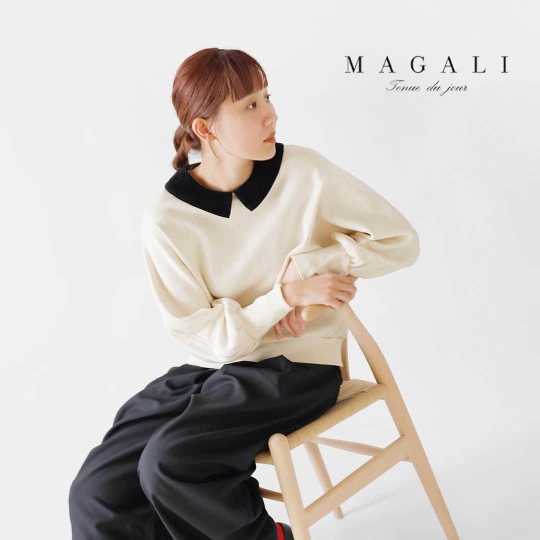 のインスタグラム：「. MAGALI(マガリ)より、コットンシルケットスウェットプルオーバーのご紹介です。 リラックス感のあるスウェット生地なのに、 ラフ過ぎずクラシカルな着こなしを叶えるスウェットプルオーバー。 バイカラーで可愛らしい襟のデザインや、広めに取ったカフスで自然と品の出るシルエットに。 程よいメリハリシルエットなので、ふんわりとしたスカートなどボリュームのあるボトムとのコーデもオススメです。 . . ●画像をタップすると商品ページをご覧いただけます。 ●top画面からHPを是非ご覧ください♪ . #aranciato #piudiaranciato #aranciato_code #アランチェート #MAGALI #マガリ #大人可愛い #定番 #スウェットコーデ #sweat #大人ガーリー #冬コーデ #今日の服 #今日のコーデ #ootd #2023aw #2023秋冬」