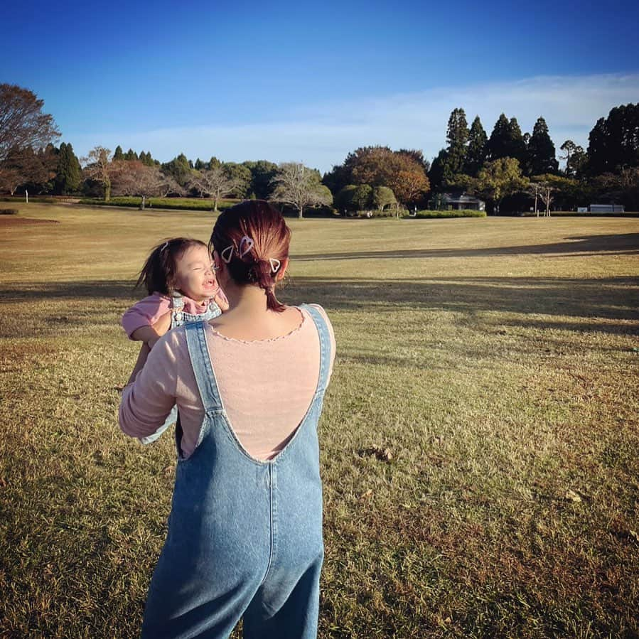 土岐田麗子のインスタグラム：「🛝♡🍙🌷  お友達とピクニックしたまだ暖かかった日♡  立派な背中 楽しそうなかわいい子供たちの写真がいっぱいあったけど 自分が全部，二重アゴだったり体型がやばくて とても載せられないw もう今年残りわずかだし これからクリスマスお正月と食べたいイベントが続くので 来年から本気出そうと思う と去年の今頃も同じことを言っていました🤦🏻‍♀️  #来年は #本気の本気の本気だよ #instadiary」