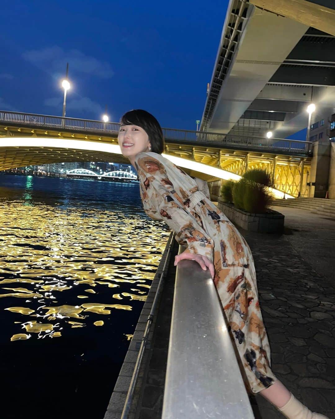 忍野さらのインスタグラム：「隅田川は、東京の中心を大きくゆっくり流れていて、都会の忙しない空気を調和してるみたい。 眺めていると心が安らぎます。  隅田川をかける橋はどれも素敵だけど 夜の蔵前橋は暖色のライトがムーディーで好きです  隅田川での記憶をふり返ると なぜかその時の自分の情緒まで思い出す🌉  そんな懐の大きい ロマンチックな隅田川さま なんだか飛び込みたくなります  #隅田川 #バタフライで横断したい #サップもいいな　 #蔵前橋」
