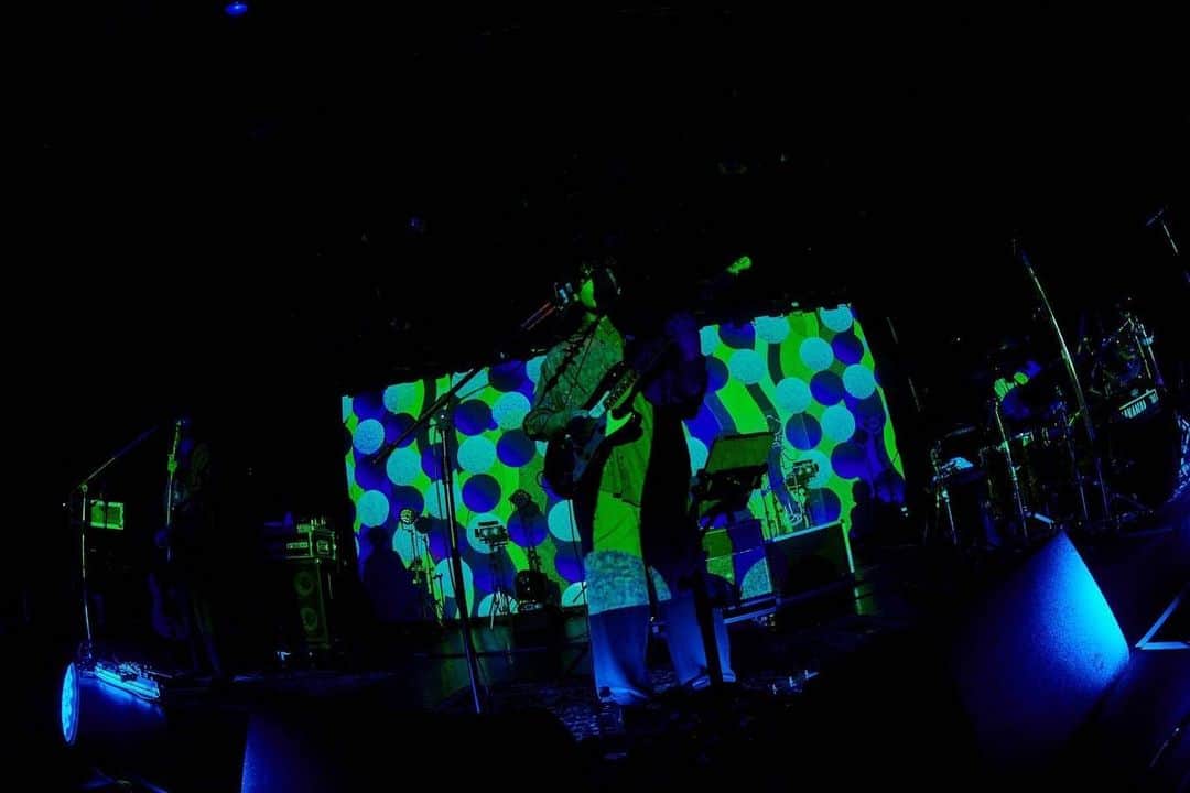 SAKANAMONさんのインスタグラム写真 - (SAKANAMONInstagram)「SAKANAMON 15th ANNIVERSARY LIVE TOUR "真向"  2023.11.11 東京:恵比寿LIQUID ROOM  【セットリスト】  1	クダラナインサイド 2	幼気な少女 3	反照	 4	ハロ 5	ぱらぱらり 6	カタハマリズム 7	プロムナード 8	アリカナシカ 9	東京フリーマーケット 10	烏兎怱怱 11	邯鄲の夢 12	君のOOをXXしたい 13	マジックアワー 14	LIKES 15	TSUMANNE 16	PLAYER PRAYER 17	ミュージックプランクトン 18	光の中へ EN1	猫の尻尾 EN2	花色の美少女 EN3	TOWER  Photo by 酒井ダイスケ   #sakanamon」11月13日 19時18分 - sakanamon_official