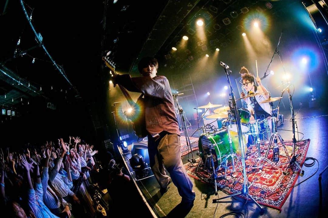SAKANAMONさんのインスタグラム写真 - (SAKANAMONInstagram)「SAKANAMON 15th ANNIVERSARY LIVE TOUR "真向"  2023.11.11 東京:恵比寿LIQUID ROOM  【セットリスト】  1	クダラナインサイド 2	幼気な少女 3	反照	 4	ハロ 5	ぱらぱらり 6	カタハマリズム 7	プロムナード 8	アリカナシカ 9	東京フリーマーケット 10	烏兎怱怱 11	邯鄲の夢 12	君のOOをXXしたい 13	マジックアワー 14	LIKES 15	TSUMANNE 16	PLAYER PRAYER 17	ミュージックプランクトン 18	光の中へ EN1	猫の尻尾 EN2	花色の美少女 EN3	TOWER  Photo by 酒井ダイスケ   #sakanamon」11月13日 19時18分 - sakanamon_official