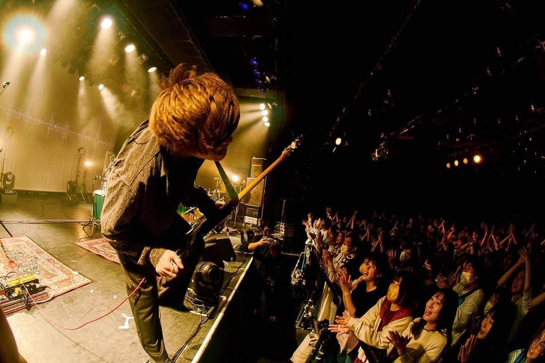 SAKANAMONさんのインスタグラム写真 - (SAKANAMONInstagram)「SAKANAMON 15th ANNIVERSARY LIVE TOUR "真向"  2023.11.11 東京:恵比寿LIQUID ROOM  【セットリスト】  1	クダラナインサイド 2	幼気な少女 3	反照	 4	ハロ 5	ぱらぱらり 6	カタハマリズム 7	プロムナード 8	アリカナシカ 9	東京フリーマーケット 10	烏兎怱怱 11	邯鄲の夢 12	君のOOをXXしたい 13	マジックアワー 14	LIKES 15	TSUMANNE 16	PLAYER PRAYER 17	ミュージックプランクトン 18	光の中へ EN1	猫の尻尾 EN2	花色の美少女 EN3	TOWER  Photo by 酒井ダイスケ   #sakanamon」11月13日 19時18分 - sakanamon_official