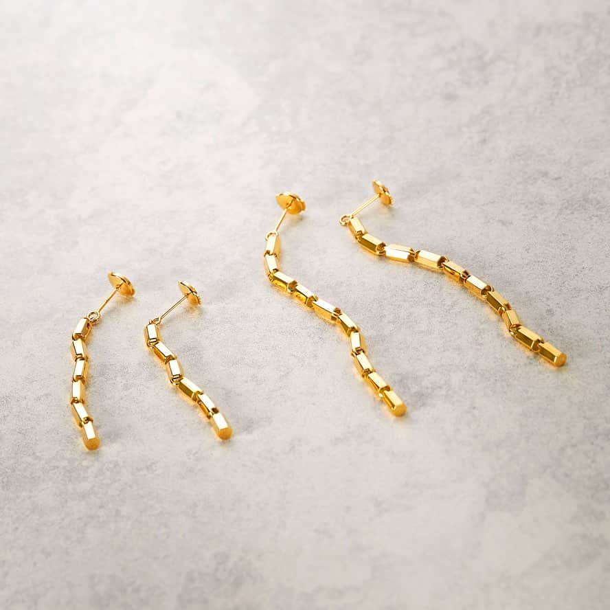 ココシュニックのインスタグラム：「. ほっこりしがちなニットに すっきりとした輝きを与えてくれる ヘキサゴンカットチェーンのピアス  ✔︎ ピアス(左から） ¥195,800(76560) ￥134,200(76561) すべてK18YG   #cocoshnik  #ココシュニック #jewelry #ジュエリー #ゴールドジュエリー #piercedearrings #pierce #ピアス  #揺れるピアス #地金ジュエリー」