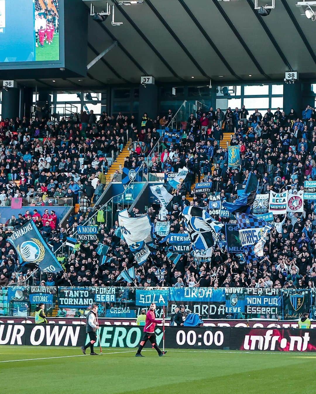 アタランタBCのインスタグラム：「Un tifo incredibile anche al Bluenergy Stadium 🙌 Grazie Atalantini 🖤💙  Amazing support in Udine as well 🙌 Thank you Atalantini 🖤💙  #UdineseAtalanta #GoAtalantaGo ⚫️🔵」