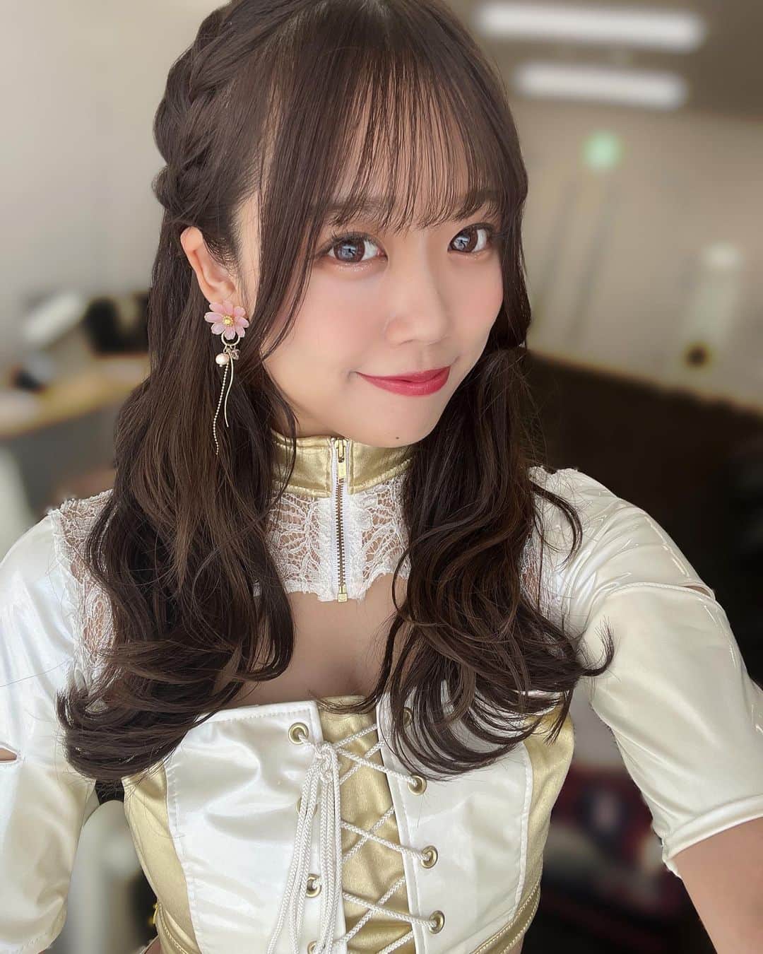 REINAさんのインスタグラム写真 - (REINAInstagram)「⁡ ⁡ この前のイベントは編み込みヘア🐰🌼❤︎ ⁡ シーズン中もヘアアレンジしたら 皆さま気づいてくれて、 褒めてくれて、嬉しかった☺️🫶🏻 ⁡ ⁡ 実は、少し前にばっさり切ろうか悩んだけど まだ今はロングのまま居ることにしました＾＾ ⁡ これからも色んなアレンジしよーっと💭🥰 ⁡ ⁡ ⁡ ⁡ ⁡ ⁡ ⁡ ⁡ #オリックス #BsGirls #Bs2023 #NPB #BsGirls10th💎#ORIX #buffaloes  #プロ野球 #baseball #野球 #野球好き #オリ姫  #インスタ野球女子 #野球好きな人と繋がりたい  #オリックスファンと繋がりたい  #ヘアアレンジ #ロングヘア #編み込みヘア #follow #following #tagsforlike #instalike #like4like #followme  #reina_bsgirls #reina_360 #SMILE全開 #🌼 #🐰 #🥐」11月13日 19時21分 - reina_bsgirls_360