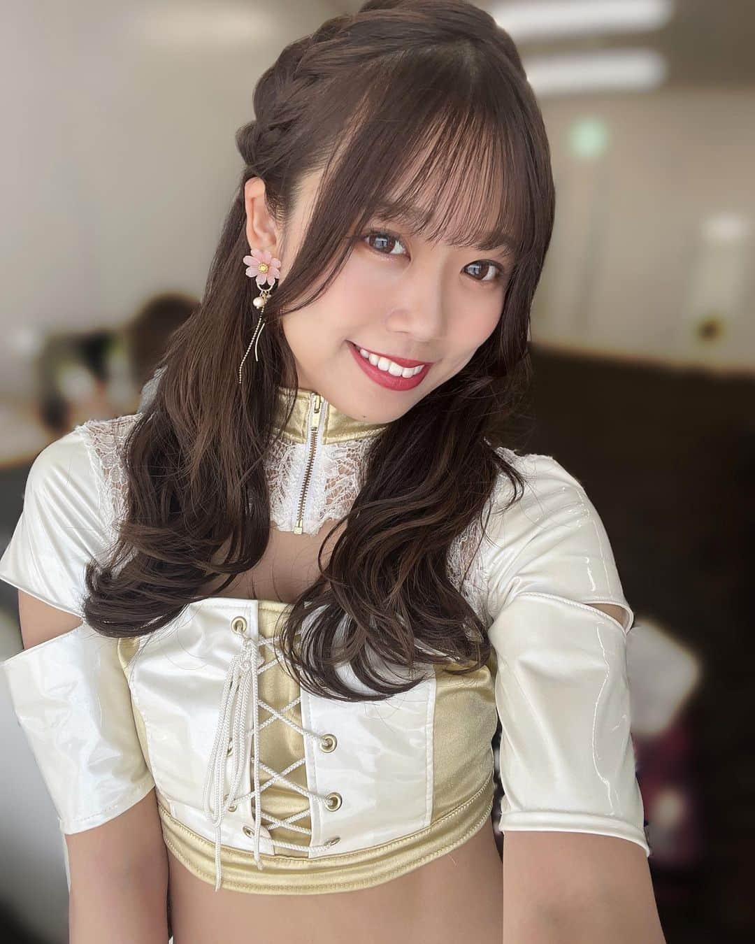 REINAのインスタグラム：「⁡ ⁡ この前のイベントは編み込みヘア🐰🌼❤︎ ⁡ シーズン中もヘアアレンジしたら 皆さま気づいてくれて、 褒めてくれて、嬉しかった☺️🫶🏻 ⁡ ⁡ 実は、少し前にばっさり切ろうか悩んだけど まだ今はロングのまま居ることにしました＾＾ ⁡ これからも色んなアレンジしよーっと💭🥰 ⁡ ⁡ ⁡ ⁡ ⁡ ⁡ ⁡ ⁡ #オリックス #BsGirls #Bs2023 #NPB #BsGirls10th💎#ORIX #buffaloes  #プロ野球 #baseball #野球 #野球好き #オリ姫  #インスタ野球女子 #野球好きな人と繋がりたい  #オリックスファンと繋がりたい  #ヘアアレンジ #ロングヘア #編み込みヘア #follow #following #tagsforlike #instalike #like4like #followme  #reina_bsgirls #reina_360 #SMILE全開 #🌼 #🐰 #🥐」