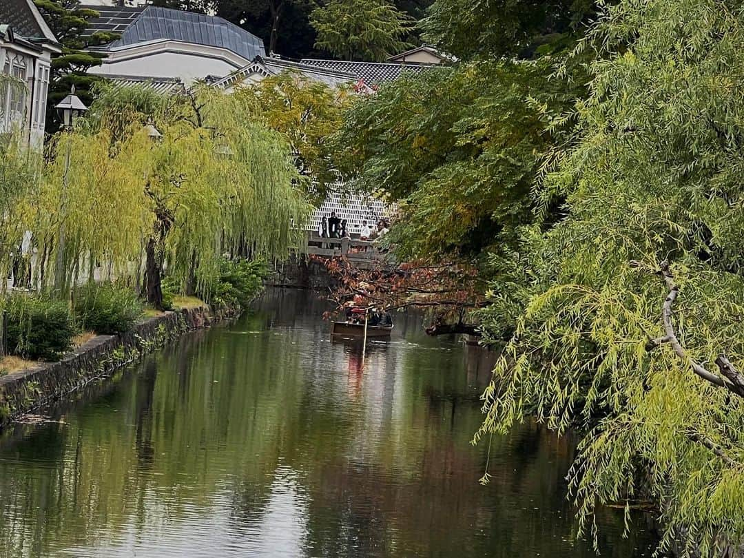 日下裕江のインスタグラム：「急に秋めいて🍂  寒くなりましたね༄  岡山もところどころ葉が色付いて来てます🍁 写真は倉敷美観地区✨ 紅葉の美観地区も綺麗やな〜🍂 観光客も戻って来て賑わってました♪*。  久しぶりにチボリ公園閉園後の倉敷駅北口に出てみた✨ まだチボリ公園の名残があって可愛かったな❀.*･ﾟ  祖母の3回忌👵 ロルが部屋に入って来ないように2階に上げていたのに、 ロルがクンクン鳴いて可哀想だからと甥っ子が下に下ろしてくれたみたいで、お坊さんの前を横切るロル🐶…💦  たまたま喪服の代わりになるように黒服を着せていて良かった😮‍💨 ん？良かったのか？  お坊さんビックリしてたじゃん👨‍🦲‼️w  最後はロルも一緒にお墓参りに行きました🪦  やっぱり西日本のうどんは出汁が優しくて美味しい🤤✨ 寒くなって来たので、 鍋焼きうどんがホッとできました♡⸝⸝⸝⸝  これから本格的な冬がやって来るので、 気を引き締めて行きましょ😤  #倉敷美観地区 #紅葉の美観地区 #紅葉 #3回忌 #法事 #喪服 #秋 #急に寒くなってきた #秋めいて #西日本のうどん好き #岡山」