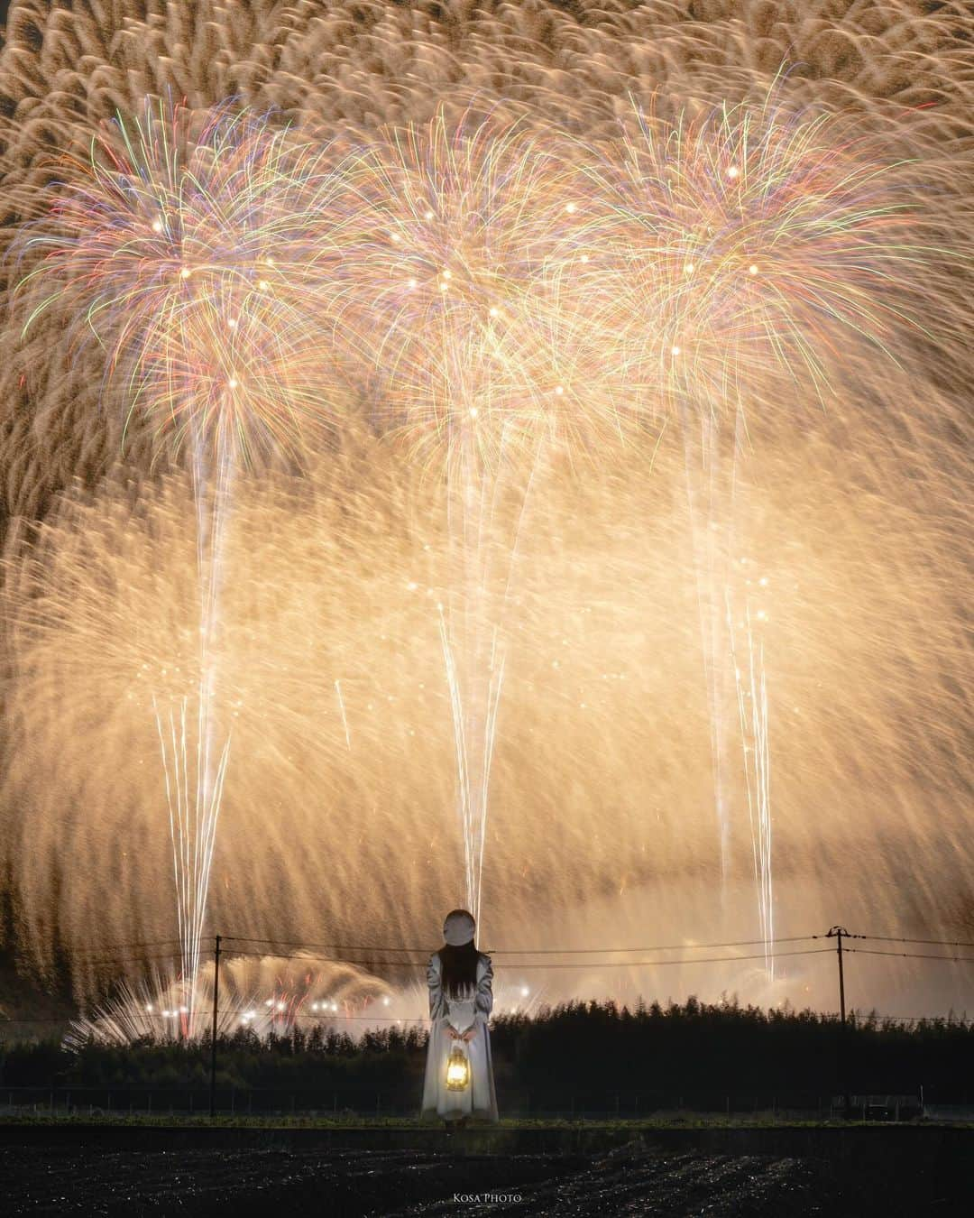 コサさんのインスタグラム写真 - (コサInstagram)「4年ぶりに「にし阿波の花火」に行ってきました♪ 前回は、俯瞰だったので今回は接近戦❣️ 昨日のリールのシーンをポストします👍  夕方に現地着、撮影場所は決めておらず現地で探しました🔍 たまたま畑の地主さんがいらっしゃったので撮影許可を頂きました♪  今回はあえて広角を封印して買ったばかりの標準レンズで📸 約2時間の長丁場😅 久しぶりのロングな花火大会でした  Toyoさんを始め、四国カメラ部の皆様ありがとうございました🙇‍♂️ . Location:徳島 Tokushima /Japan🇯🇵 Date:2023年11月 in frame: @chami_2nd Special thanks: @every222 . #nikoncreators #nikoncreators_2023morningandnight #にし阿波の花火 #jp_portrait_collection #ポトレファン倶楽部 #ポトレ撮影隊 #jp_mood #jp_portrait部 #clv_galerie #NSG_IG #shikokucameraclub #Rox_Captures #m_v_shotz #deaf_b_j_ #raw_japan #japan_waphoto #invisible_cool_part #mf_landscape #Lovers_Nippon #花火 #tokyocameraclub #art_of_japan_ #jgrv_member #team_jp_ #photo_jpn #sorakataphoto #LBJ_KING #mst_vip #広がり同盟メンバー #special_spot_legend」11月13日 19時32分 - kosa_photo