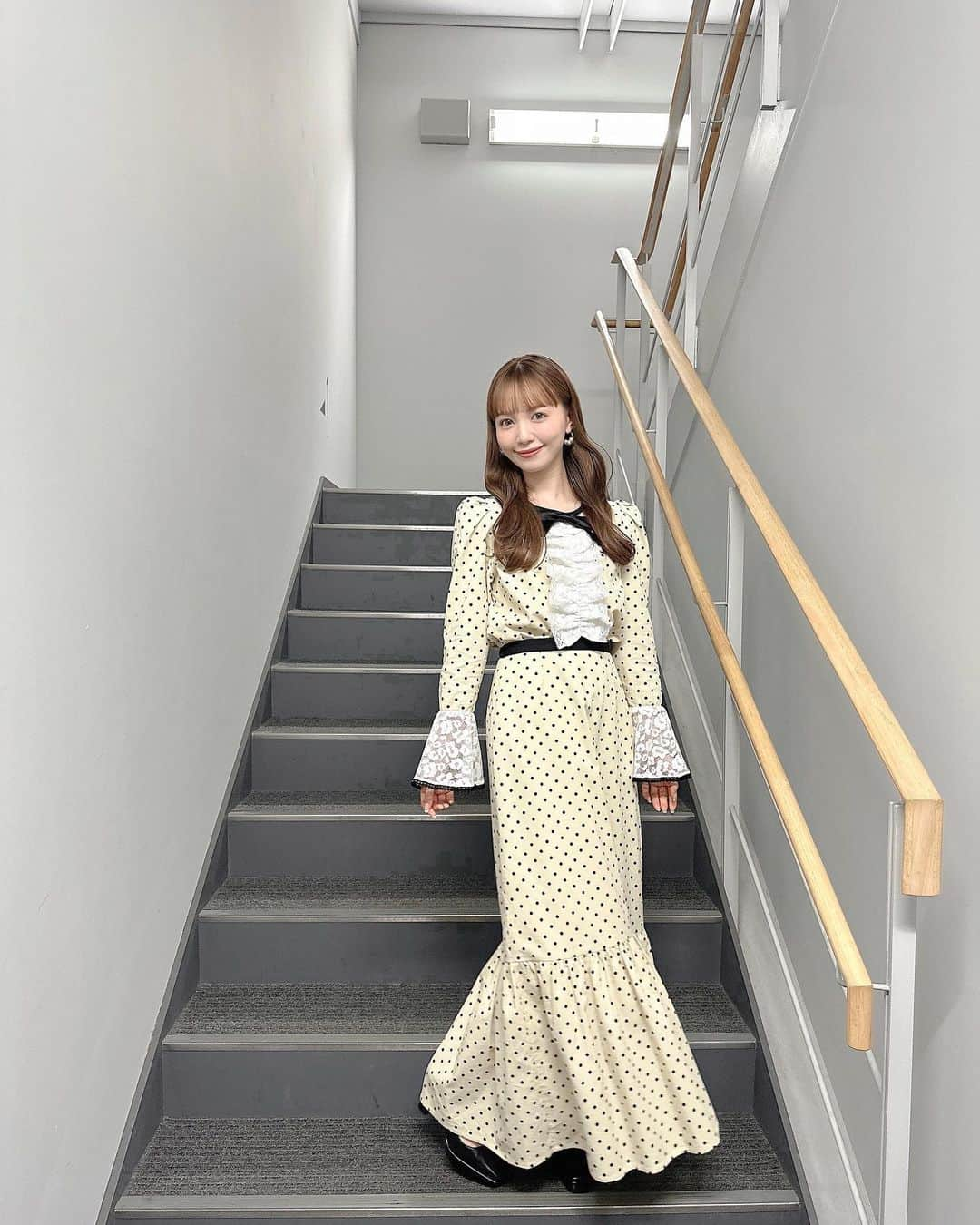 山根千佳さんのインスタグラム写真 - (山根千佳Instagram)「. . 先日の衣装です🧸🌼 素敵すぎるセットアップでした！  @sachiemon ちゃん いつもありがとう🕊️  今夜も大相撲ブログ更新するので 楽しみにしてて下さると嬉しいです♡  そして明後日15日お昼12:20〜 NHK総合「にっぽん百低山」OA🌿  すっごく久しぶりの登山！ とっても楽しいロケだったので 観て下さると嬉しいです☺️ また写真などの投稿お楽しみに🏃‍♂️ . . #adonisis #セットアップ  #セットアップコーデ  #ドット  #パフスリーブ #ロングスカート  #ゴールドピアス #ゴールドリング  #パール #パールアクセサリー  #ロングヘア #ootd #outfit #fashion  #ワンピースコーデ #山根千佳」11月13日 19時25分 - yamane_chika