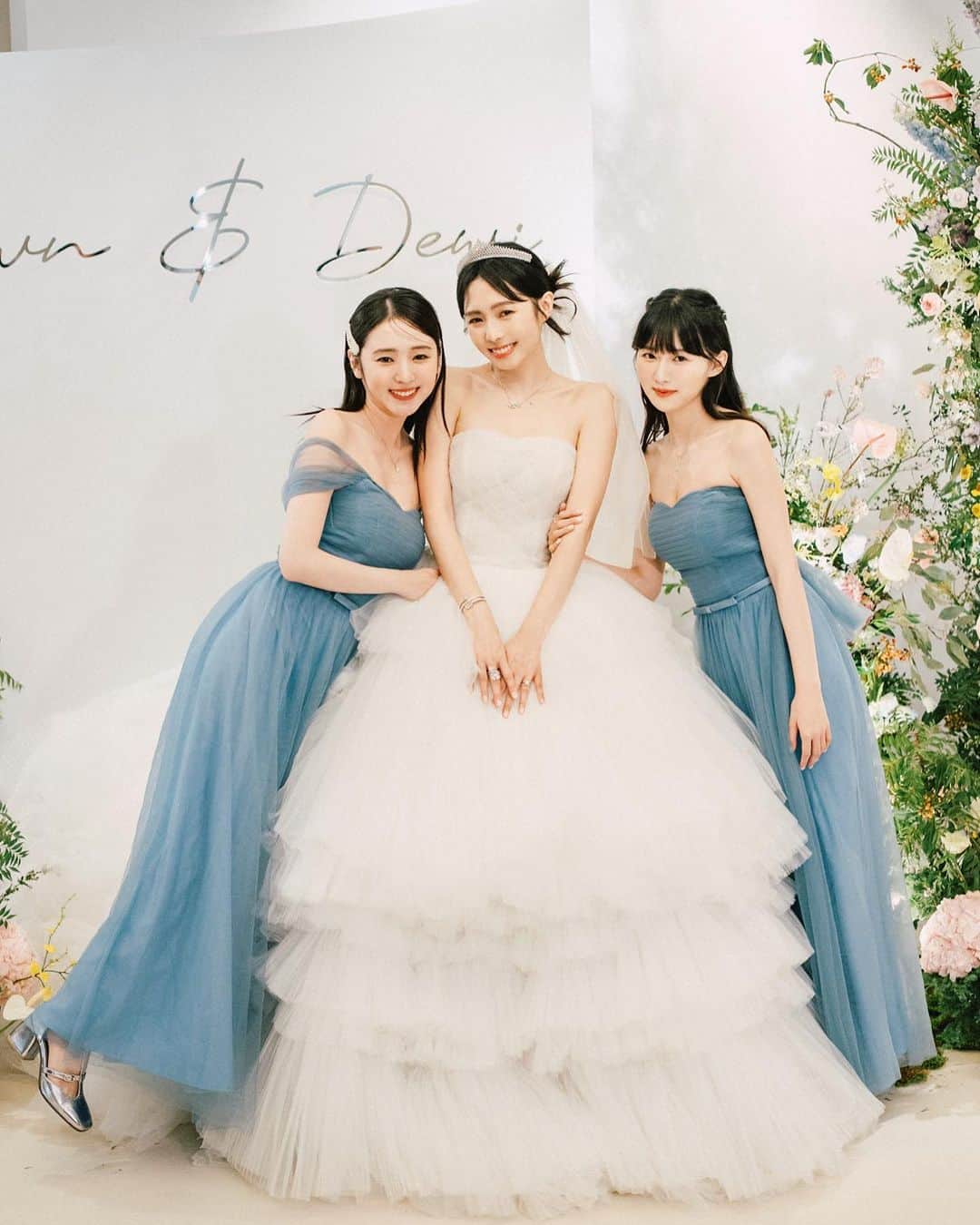 Dewi Chienのインスタグラム：「✨📷新聞媒體  這次婚禮感謝我的姊妹們，在籌備過程中給了我很多的靈感，感謝賴先生放心把決定權都交給我，感謝「我的少女時代」夥伴們幾乎都排除萬難一同參與，感謝最辛苦的妝髮師，讓我可以整天安心的漂亮，還有當天最給力的宣傳團隊：三條A @derdan @tinajas @hsuhueihh ，這整個過程因為有你們的協助幫忙，一切才能如此圓滿！  最後附上宣傳團隊的力量，台北的優質媒體都來了🥹🫶🏻  🫧#簡家三姊妹 @cleoj___j @tinichien   💄化妝師 @arialping  💇🏻‍♀️髮型師 @actomlee  🎴宣傳團隊三條A @derdan @tinajas @hsuhueihh   #大衛婚禮紀錄 #帶你們一起用照片影片參與婚禮過程」