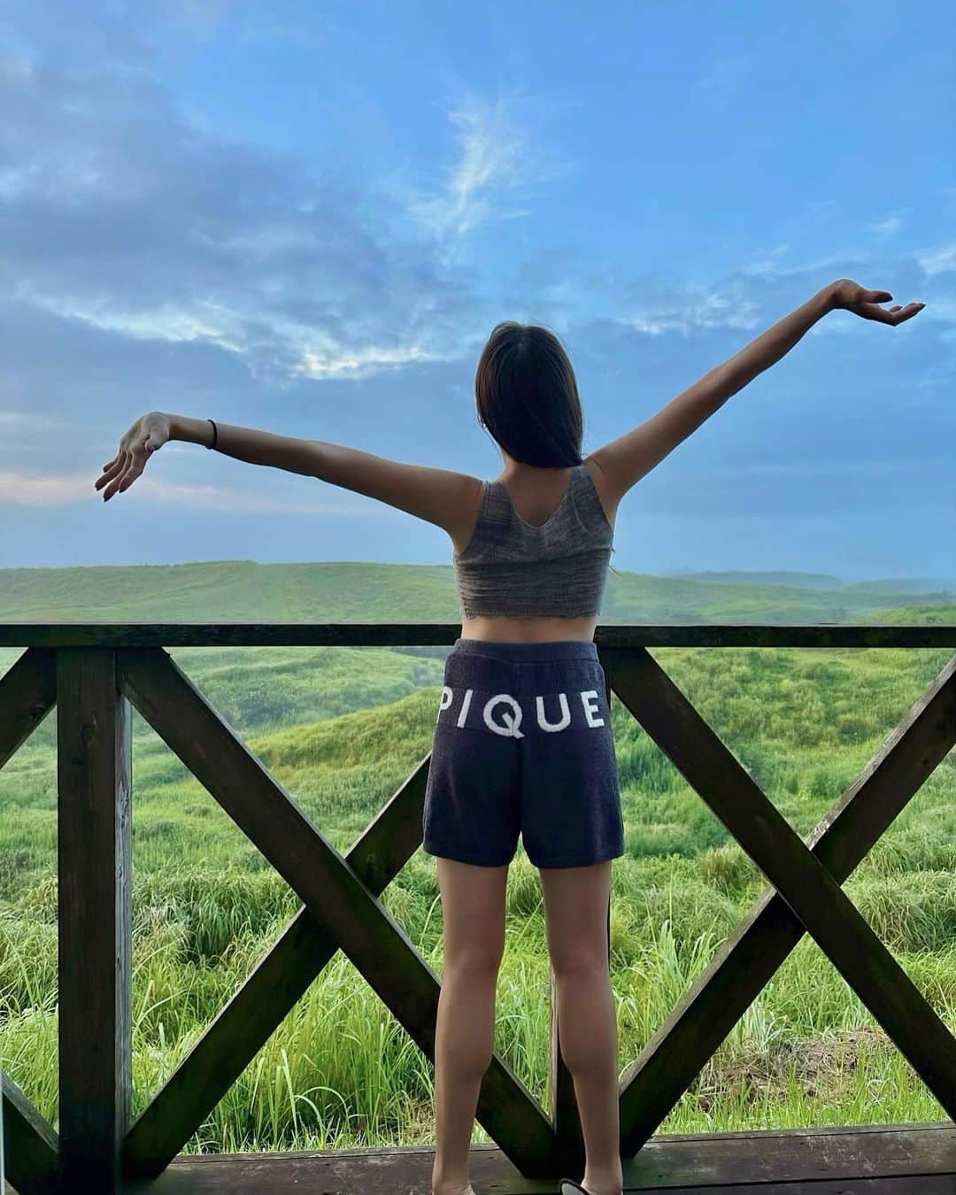 宮田亜夢のインスタグラム：「朝目覚めたら目の前に阿蘇の絶景…これは最高すぎました🥹  わたし阿蘇が好き過ぎてですね。 本当に将来阿蘇に移住したいぐらい好きなんです。 こんな景色に、こんな綺麗な水が沢山湧き出てる所は阿蘇にしかないですよね🥹  阿蘇での乗馬は3回目ですが、同じコースでもやはり阿蘇の乗馬は別格でした🐎  阿蘇大好きだー！熊本大好きだー🫶🏻  #将来は阿蘇に移住したいぐらいすき #来世は騎手になりたい #綺麗な水がとにかく好き  #阿蘇 #阿蘇山 #熊本 #水源 #乗馬」