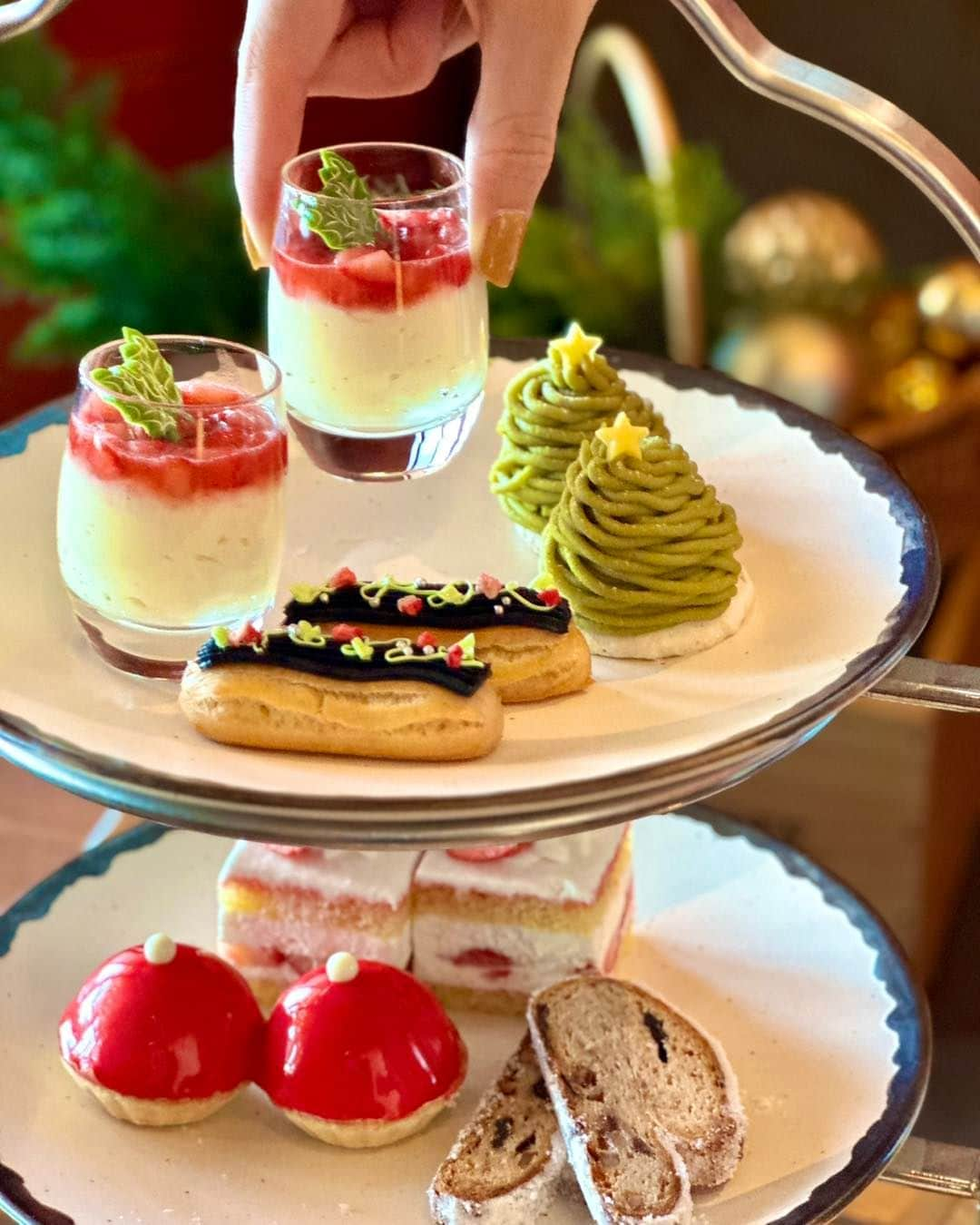 Andaz Tokyo アンダーズ 東京さんのインスタグラム写真 - (Andaz Tokyo アンダーズ 東京Instagram)「クリスマスイルミネーションも始まり、ホリデイムードが高まる時季🎄アンダーズ 東京では、11/15よりフェスティブアフタヌーンティーの提供を開始いたします。クリスマスプディングのフレーバーが楽しいエクレアや、オリジナルレシピで作るアンダーズ 東京の伝統とも呼べるシュトーレンに加え、クリスマスツリーシェイプのモンブランなど、シェフのクリエイティビティが光るアイテムが盛りだくさん。キュートで美味なアフタヌーンティーで忙しい年末に一息ついてみてはいかがでしょうか。LINEのお友達アカウントからのご予約で30％OFFにてご予約いただけます。詳しくはプロフィールのリンクをご覧ください🎁  Christmas lights have begun to illuminate the city and the holiday mood is warming up our hearts🎄 From November 15, indulge in the exquisite symphony of flavors and the joyous dance of colors at our Festive Afternoon Tea. The chef's creativity shines in a variety of sweets such as the Christmas pudding flavored eclairs, Andaz Tokyo traditional Stollen and a Mont Blanc shaped as a Christmas Tree. Cheers to a symphony of tastes, a palette of pleasures, and the timeless elegance of a joy-filled afternoon steeped in celebration. Check the link in to bio to get 30% off when reserving your seat through LINE. 🎁  #ホテルレストラン #tokyorestaurant #ホテルスイーツ #beautifulhotels #tokyohotel #tokyosweets #luxuryhotel #lifestylehotel #虎ノ門ヒルズ #虎ノ門 #toranomonhills #アンダーズ東京 #andaztokyo #クリスマススイーツ #ヌン活 #アフタヌーンティー #tokyo #japan」11月13日 19時28分 - andaztokyo