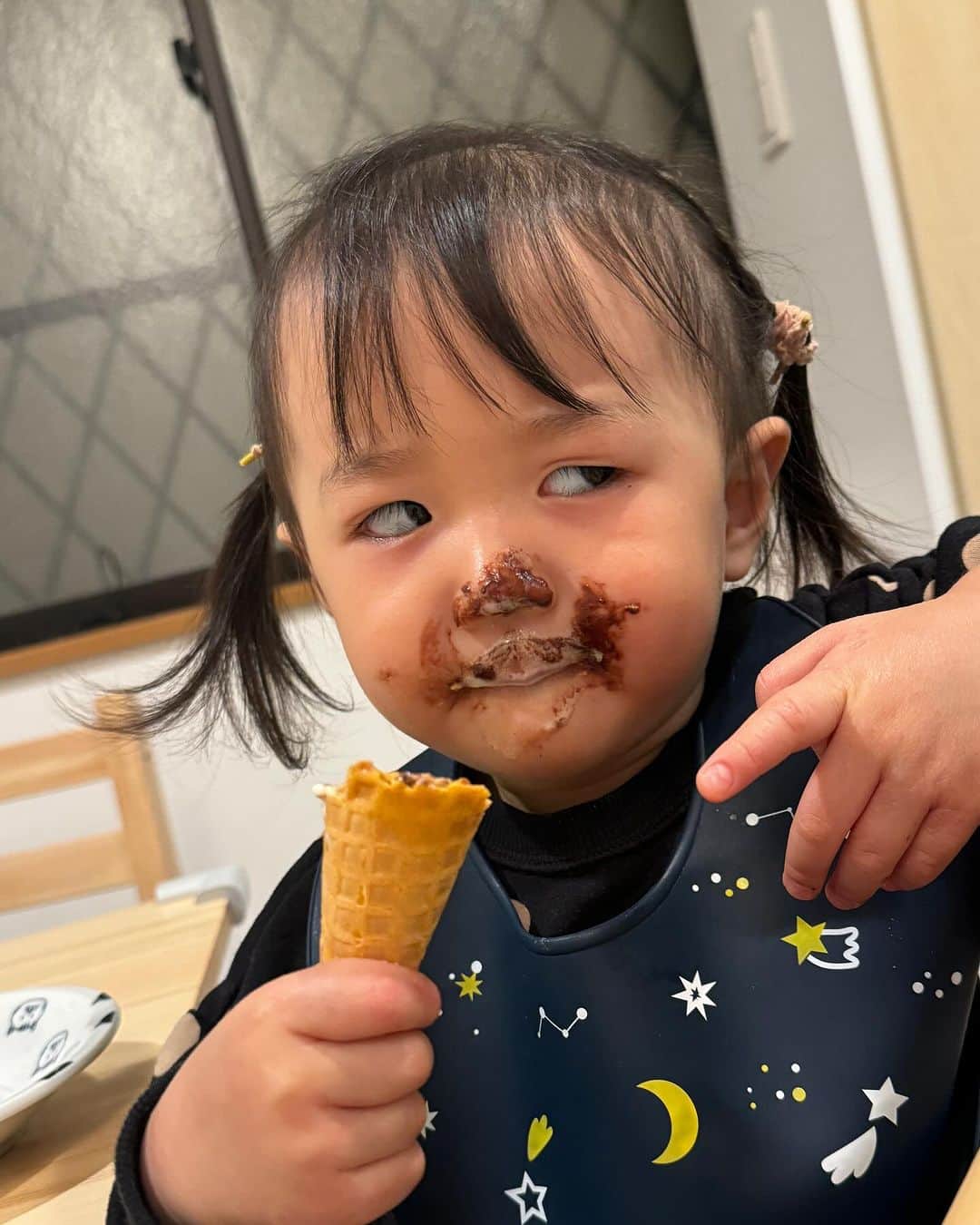 恒松あゆみさんのインスタグラム写真 - (恒松あゆみInstagram)「娘が面白すぎる。   #2歳2ヶ月   #可愛い顔 と #変顔   #クセがすごい」11月13日 19時28分 - amyonn