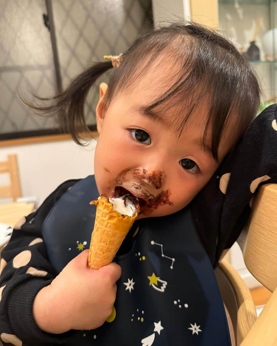 恒松あゆみさんのインスタグラム写真 - (恒松あゆみInstagram)「娘が面白すぎる。   #2歳2ヶ月   #可愛い顔 と #変顔   #クセがすごい」11月13日 19時28分 - amyonn