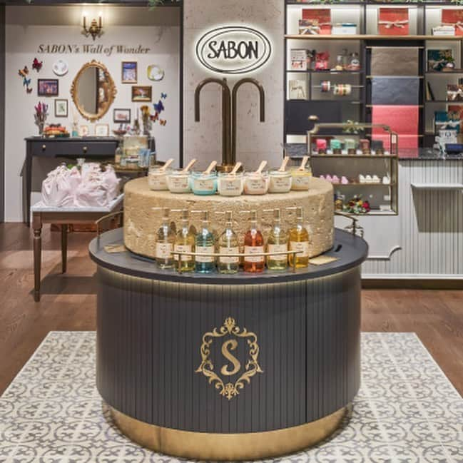 SABON Japanさんのインスタグラム写真 - (SABON JapanInstagram)「【ワークライフバランス充実に向けた取り組みを導入。「働きがい認定企業」に選出✨】  SABON Japanは、「働きがい認定企業」 に選出されました。　  働きがい認定とは、働く人へのアンケート結果をもとに、 優れた職場文化に基づいた「働きがいのある会社」であることを  Great Place to Work® Institute Japanが正式に認定するものです。  SABON Japanでは、 自身のキャリアを磨き、活躍の場を求める方々をSABONファミリーとして迎え入れ、お客様とSABONの絆を深めています。 SABONを生活に取り入れることで、肌も体も、 そして気持ちも満たされる。 そんな安らぎの瞬間をお届けすることがSABONの喜びであり、SABONファミリーの働く環境にも、その思いが根付いています。  2023年はビューティーアドバイザーの 正社員比率を倍にする取り組みに注力し、 給与制度改定による固定給のアップや、 休日数の増加など、ワークライフバランスを 充実させるための具体的な取り組みを導入しています。  教育研修制度も充実しており、OJT、集合研修、 オンラインによる自己学習等、 雇用形態に関わらず、すべての社員に対して、 教育の機会が提供されています。   また、2022年より"Wellness Program"を毎月実施。  心身の健康、幸福感をアップさせるためのプログラムを通して、 SABONファミリーがウェルネスに 向き合う機会を創出しています。  これからも、それぞれのライフスタイルに 応じて個性と能力を十分に発揮できる環境に向け、 SABONファミリーの「働きがい」を より感じることができるよう、さらなる向上に取り組んでいきます。  #sabon#サボン#ワークライフバランス#ライフスタイル#喜びと感動#安らぎの瞬間#研修制度#教育#教育制度 #働きがい#働きやすさ#ウェルネス#ビューティー#自立」11月13日 19時28分 - sabon_japan