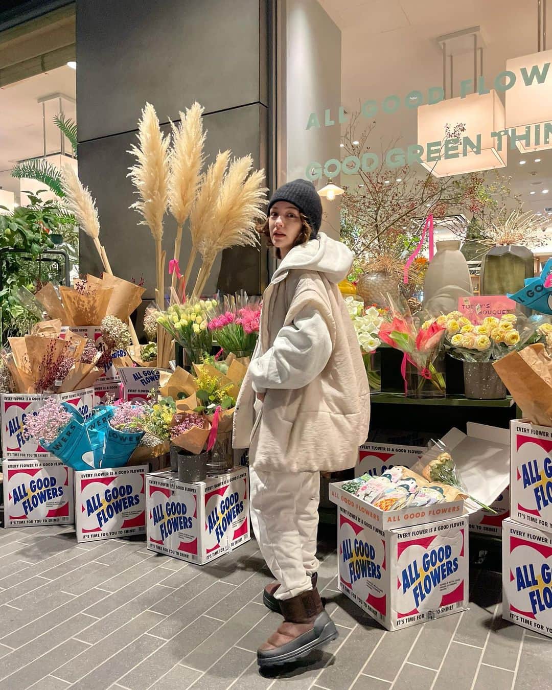 ステファニーのインスタグラム：「🐑🤍🤎 急に寒くなってきたので、冬モード。 もこもこブーツあったかぁ〜♡ #love #fashion #outfit #ugg」