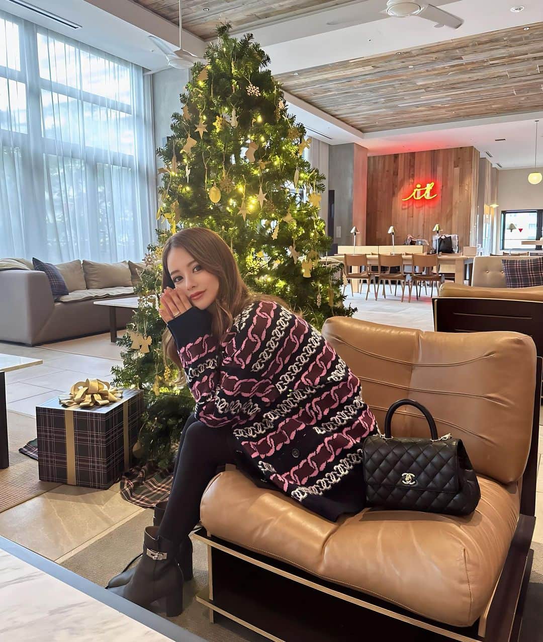 姫奈さんのインスタグラム写真 - (姫奈Instagram)「.  どこのお店に行っても ツリーが飾られてて可愛いよね🎄✨  今日むっちゃ寒くて 家族みんなの分のヒートテックを ユニクロオンラインで頼んだよ⛄️  #hotelit」11月13日 19時29分 - hinapin_0210