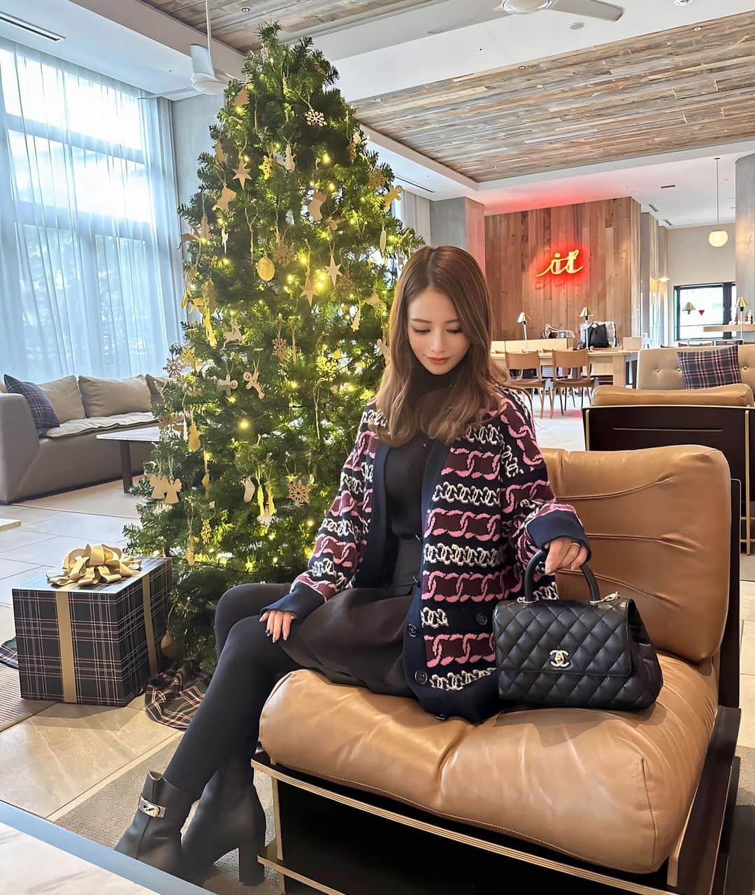 姫奈さんのインスタグラム写真 - (姫奈Instagram)「.  どこのお店に行っても ツリーが飾られてて可愛いよね🎄✨  今日むっちゃ寒くて 家族みんなの分のヒートテックを ユニクロオンラインで頼んだよ⛄️  #hotelit」11月13日 19時29分 - hinapin_0210