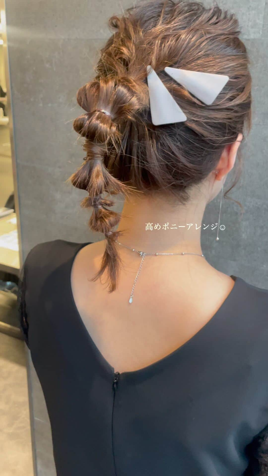 YUMIKOのインスタグラム：「ふわふわ高めポニーアレンジ☺︎  #結婚式ヘアアレンジ#札幌美容室#札幌美容師#sknow#ヘアアレンジ#お呼ばれヘア#결혼식#헤어#좋아요#卒業式ヘア#홋카이도#札幌ヘアアレンジ」