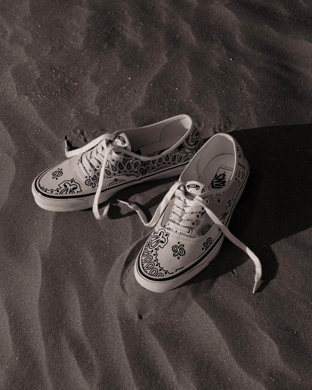 ベドウィンさんのインスタグラム写真 - (ベドウィンInstagram)「VAULT by VANS x BEDWIN & THE HEARTBREAKERS  UA OG AUTHENTIC LX KNU SKOOL VLT LX  THU NOV 16 12pm at BEDWIN & THE HEARTBREAKERS Online store.  BEDWIN & THE HEARTBREAKERSオンラインストアでは、11月16日(木)12時より発売を開始いたします。  #vaultandtheheartbreakers  Photographer / Ryunosuke Kanaya @rynsk_kny  Videographer / Udai @udai65  Hair & Make / Sakie Miura @sakiemiura  Stylist / Kei Hashimoto @_hsmt  Model / LEN @len.5 / DEIWON @agneskruel / NINA @nihhna  Direction/Production / Jennifer Rabenitas @jenniferrabenitas  @vans @vansjapan @vans_korea @vans_cn」11月14日 12時00分 - bedwin_official