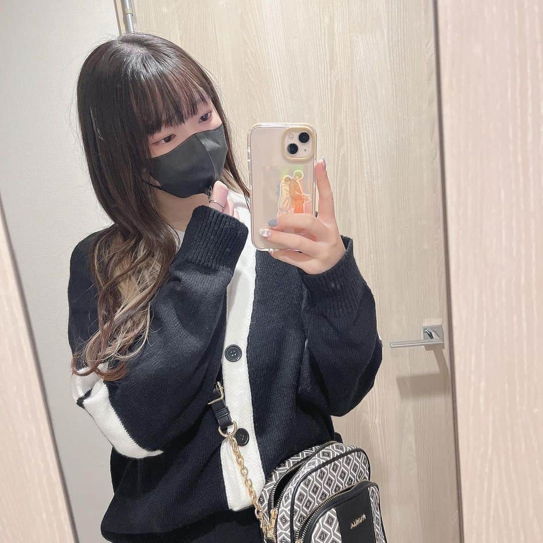 ねぎまのインスタグラム：「. . 急に寒過ぎ🌨️ . cardigan:GRL bag:MURUA . . #grl #murua」