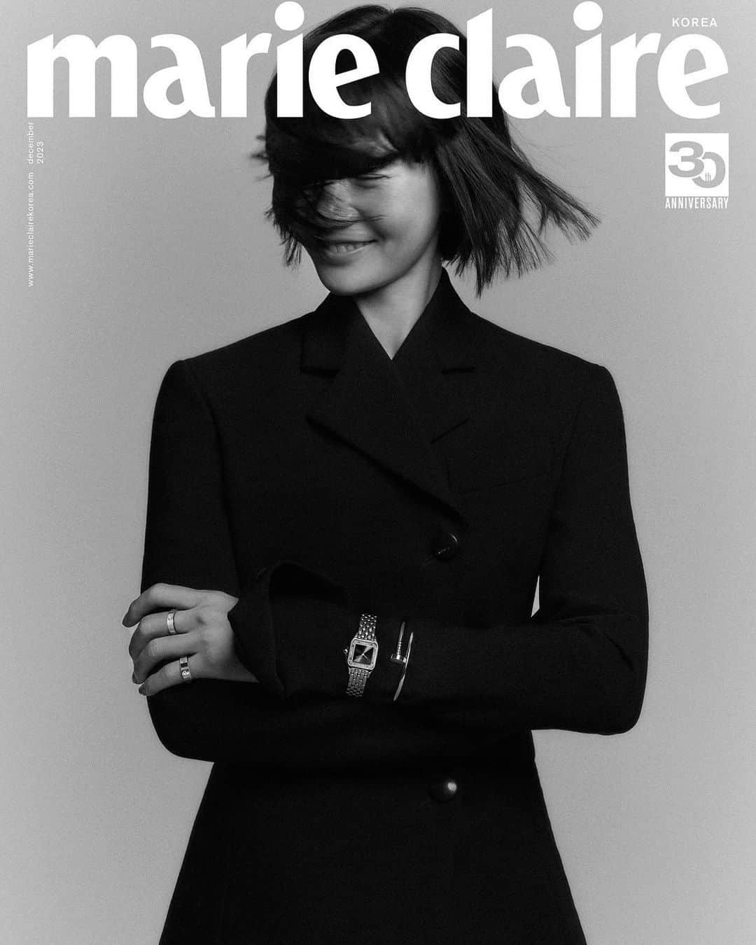 ペ・ドゥナのインスタグラム：「#마리끌레르 12월호 ✨🖤 @marieclairekorea x @cartier   #Repost @marieclairekorea ・・・ #제작협찬 #COVERSTROY 흩날리는 머리칼 사이로 해사한 미소를 지어보인 배우 배두나. 그녀를 더욱 돋보이게 하는 까르띠에 워치&주얼리의 눈부신 만남! ✨   내일 오후 7시, 2023년의 마지막을 장식할 <마리끌레르> 12월호 커버를 공개합니다. 기대해 주세요!   Starring 배두나(@doonabae)  Fashion Editor 정평화(@the_peace) Photographer 목정욱(@mokjungwook) Styling 박세준(@stylist__parksejun)  Hair 손혜진(@shonhyejin) Makeup 이준성(@juunszz) Assistant 김지수, 신영 - Marie Clarie Korea December Cover Star, Bae Doo Na. It’s a Teasing and the Marie Clarie Korea December Cover would be out tomorrow 7pm. Stay turned for more! - @Cartier #Cartier #까르띠에 #TheCultureofDesign #디자인컬처 #ClashdeCartier #클래쉬드까르띠에 #배두나 #BaeDoona #단발유발자 #레전드 #배우 #커버 #마리끌레르 #marieclairekorea #teasingcover」