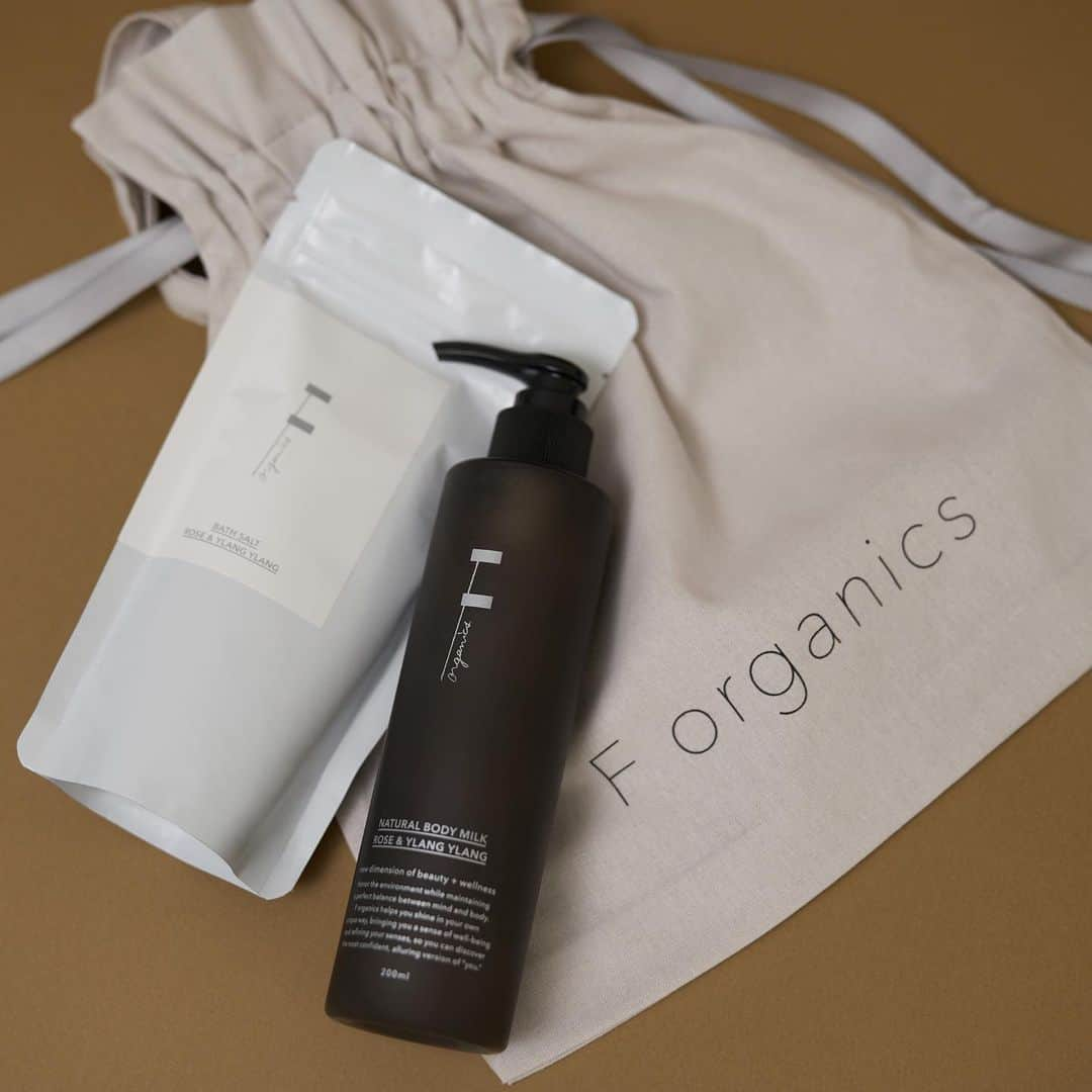 forganicsのインスタグラム：「Winter Gift for you  F organics・O by Fがこの冬おすすめしたい 大切なあの人へ。 友人・同僚、家族・お世話になった方に 想いを詰め込んだウィンターギフトをご紹介。  【友人・同僚へ〜Body care〜】  仕事や家事などで忙しい友人や同僚は、きっと日々の疲れがたまっているはず。 ローズ＆イランイランの精油の香りで、身体も気持ちも柔らかく解きほぐしリラックスしてもらえるバスケアアイテムをセレクトしました。 特にバスソルトは身体を芯からしっかりと温め、入浴後も湯冷めしにくく保湿効果が高いシチリア岩塩をベースにシーシルトクレイとレッドクレイをブレンド。 ミネラルも豊富な為、後肌がなめらかな触り心地になり、同じ香りのボディミルクと合わせてケアすると極上の肌が完成！ 女友達に間違いなく喜ばれるセットだと思います。  ■セレクトアイテム ・バスソルト ローズ＆イランイランの香り 200g 2,530円（税込） シチリア岩塩をベースにシーシルトクレイ*とレッドクレイ*をブレンド。 きれいなサーモンピンクのバスソルトの香りは、エッフェオーガニックの代表的な香り、ローズ＆イランイランです。 *海シルト／整肌成分、*カオリン/整肌成分  ・ナチュラルボディミルク ローズ＆イランイラン 200mL 2.530円（税込） マカダミアナッツオイル(マカデミアナッツ油）、ダイズオイル(ダイズ油）、シアバター(シア脂）を中心とした、保湿力に長けた植物オイルをベースにした、肌なじみの良いボディミルク。女性に嬉しい植物由来成分と、肌のキメを整えハリを与える国産のウメ果実エキスも使用し、しっとりとした肌に整えます。  公式ウェブストアにておすすめのギフト特集を公開しております。 ブランドチームが乾燥が気になるこの時期におすすめなエッフェアイテムを厳選。 大切な方へ贈るギフトや頑張っている自分へのご褒美にぜひ参考にしてみてください。  公式ウェブストアのみで購入できるオリジナルギフトバッグもぜひチェック✨  #forganics #エッフェオーガニック #ウインターギフト # ギフト #ホリデー#クリスマス #保湿 #乾燥#ボディケア #ヘアケア #スキンケア#バスソルト #ボディミルク #ローズ #イランイラン」