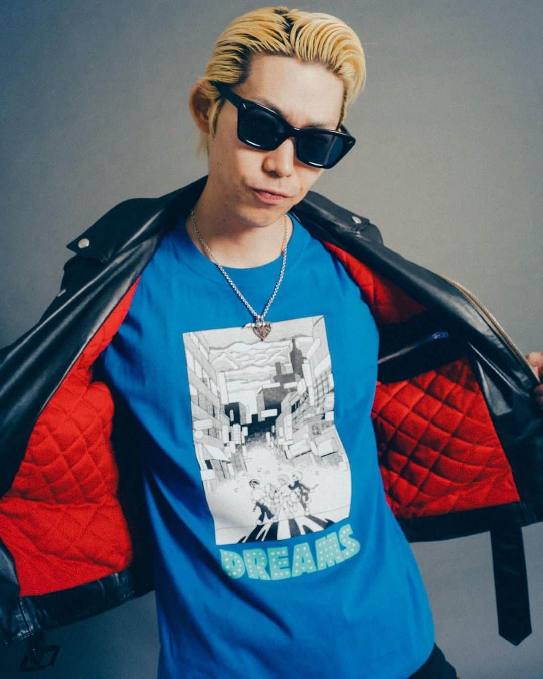 go!go!vanillasのインスタグラム：「【DREAMS TOUR 2023-2024】  グッズ詳細解禁＆受注通販スタート！  「DREAMS LONG SLEEVE SHIRT」  ＜着用サイズ＞ プリティ (BLACK)：XL 牧 (WHITE)：L セイヤ (BLUE)：M 女性モデル［159cm］(WHITE)：L  📸 Photo by renzo masuda @renzo1101」