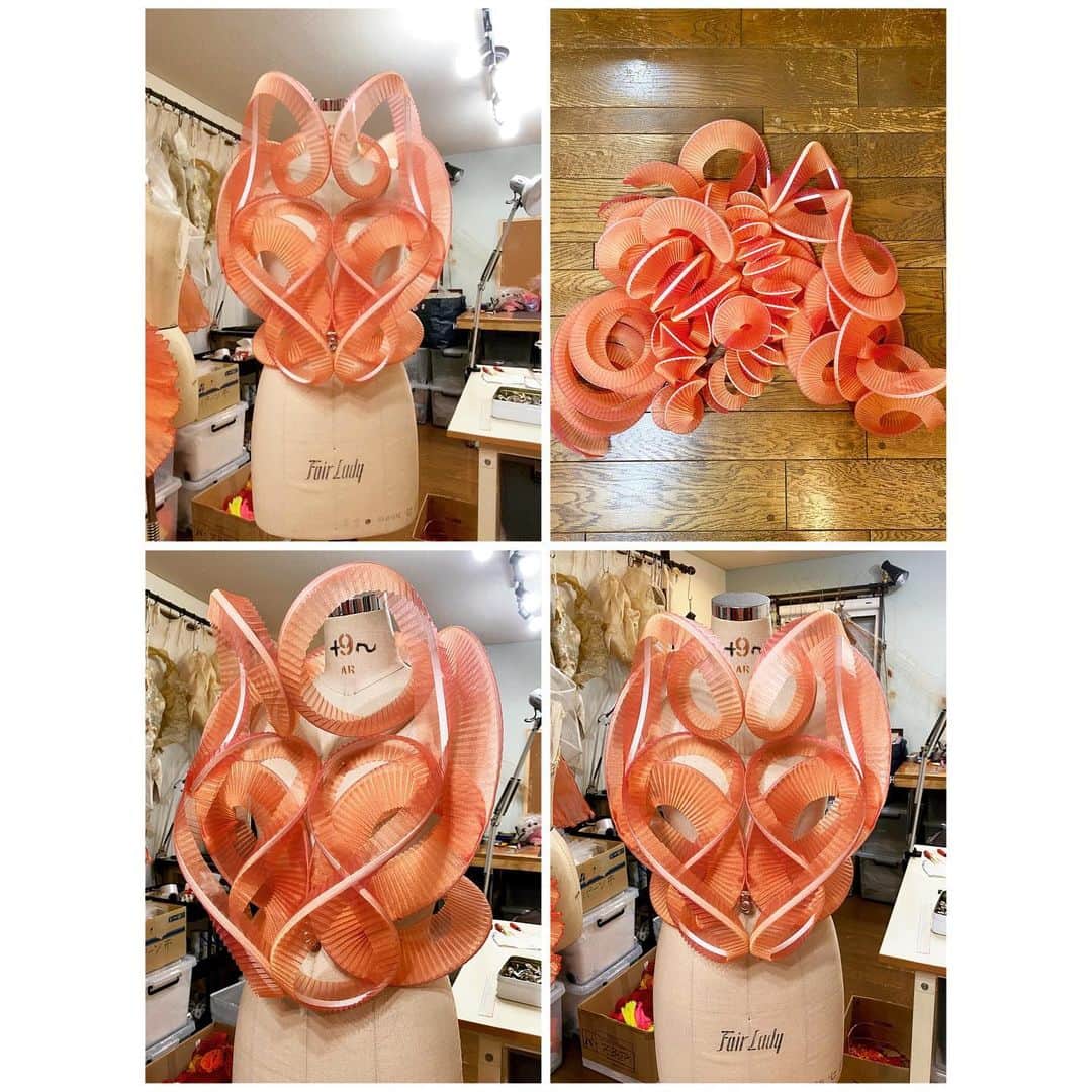ARAKI SHIROさんのインスタグラム写真 - (ARAKI SHIROInstagram)「-spiral costume making/coral ver.-  The custom-made costume would be all constructed with the spiral pleated parts. I am really interested in the process of controlling spiral details into organic shapes.  #ARAKISHIRO  #emergingdesigner #upnextdesigner #fashionforbankrobbers #emergingfashion #conceptualfashion #upcomingdesigner #fabricmanipulation #sculptural」11月13日 19時41分 - arakishiro