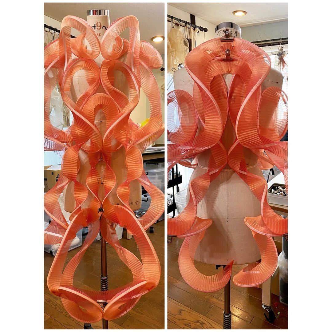 ARAKI SHIROさんのインスタグラム写真 - (ARAKI SHIROInstagram)「-spiral costume making/coral ver.-  The custom-made costume would be all constructed with the spiral pleated parts. I am really interested in the process of controlling spiral details into organic shapes.  #ARAKISHIRO  #emergingdesigner #upnextdesigner #fashionforbankrobbers #emergingfashion #conceptualfashion #upcomingdesigner #fabricmanipulation #sculptural」11月13日 19時41分 - arakishiro