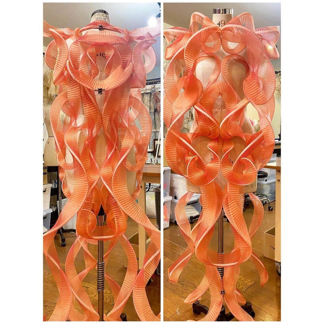 ARAKI SHIROさんのインスタグラム写真 - (ARAKI SHIROInstagram)「-spiral costume making/coral ver.-  The custom-made costume would be all constructed with the spiral pleated parts. I am really interested in the process of controlling spiral details into organic shapes.  #ARAKISHIRO  #emergingdesigner #upnextdesigner #fashionforbankrobbers #emergingfashion #conceptualfashion #upcomingdesigner #fabricmanipulation #sculptural」11月13日 19時41分 - arakishiro