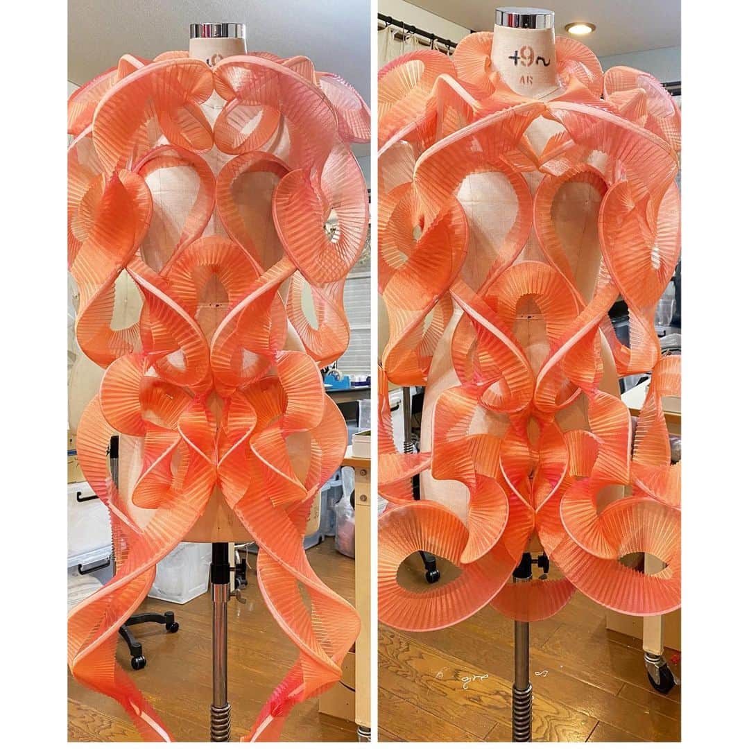 ARAKI SHIROさんのインスタグラム写真 - (ARAKI SHIROInstagram)「-spiral costume making/coral ver.-  The custom-made costume would be all constructed with the spiral pleated parts. I am really interested in the process of controlling spiral details into organic shapes.  #ARAKISHIRO  #emergingdesigner #upnextdesigner #fashionforbankrobbers #emergingfashion #conceptualfashion #upcomingdesigner #fabricmanipulation #sculptural」11月13日 19時41分 - arakishiro