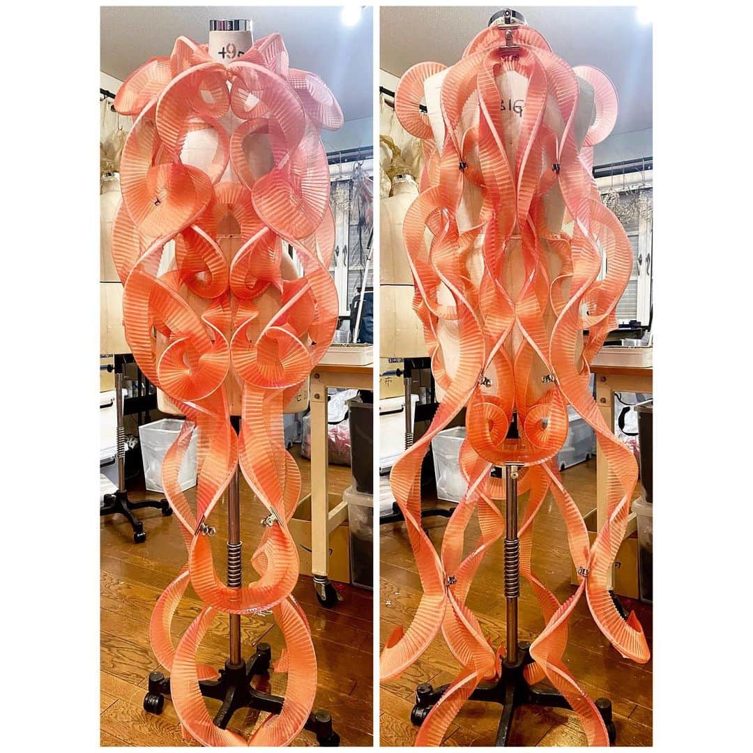 ARAKI SHIROさんのインスタグラム写真 - (ARAKI SHIROInstagram)「-spiral costume making/coral ver.-  The custom-made costume would be all constructed with the spiral pleated parts. I am really interested in the process of controlling spiral details into organic shapes.  #ARAKISHIRO  #emergingdesigner #upnextdesigner #fashionforbankrobbers #emergingfashion #conceptualfashion #upcomingdesigner #fabricmanipulation #sculptural」11月13日 19時41分 - arakishiro