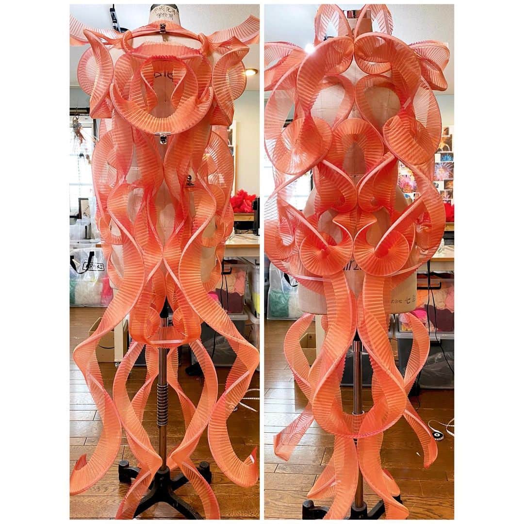 ARAKI SHIROのインスタグラム：「-spiral costume making/coral ver.-  The custom-made costume would be all constructed with the spiral pleated parts. I am really interested in the process of controlling spiral details into organic shapes.  #ARAKISHIRO  #emergingdesigner #upnextdesigner #fashionforbankrobbers #emergingfashion #conceptualfashion #upcomingdesigner #fabricmanipulation #sculptural」