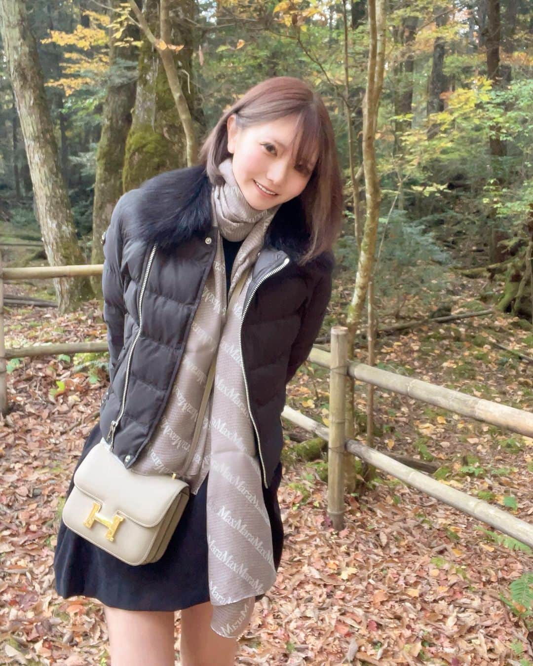 ゆーちゃんのインスタグラム：「自分で選んだ道を、正解にするのが人生 遠回りした人ほど道に詳しくなる*  前ばっかり向けない時があってもいい、 下を向いててもいい、 それは またいつか 前向きな気持ちを取り戻すための準備！  だから 、きっと、それでいい もっと自分を褒めていい  たとえ失敗してもなにがあっても 挑戦し続ける！これからも🌻   #maxmara  #CICIBELLA #hermès  #constance18」