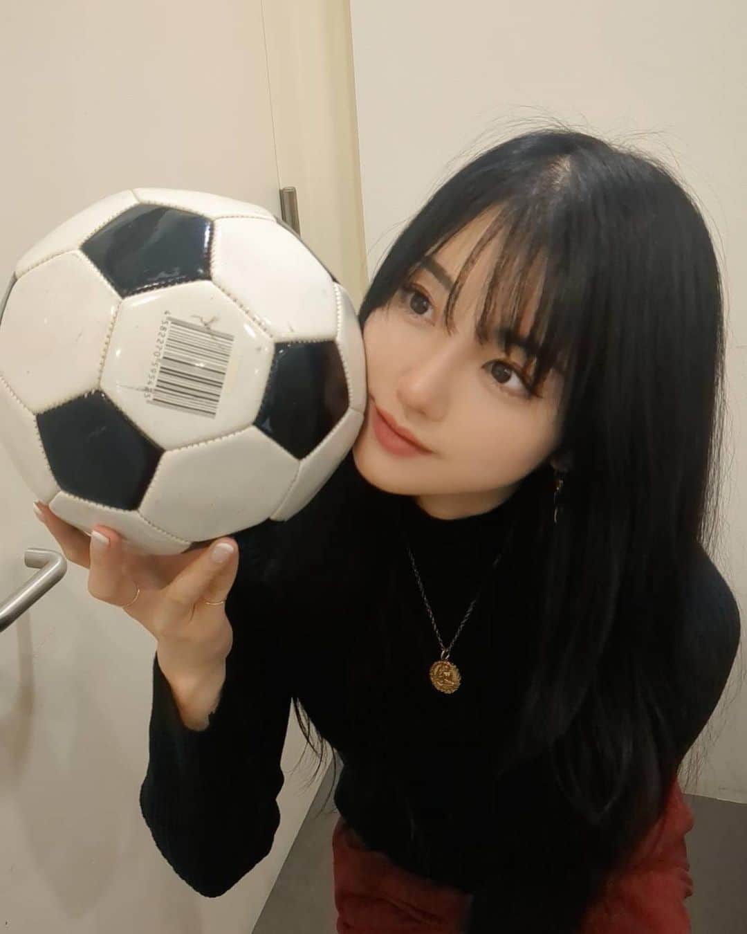 小寺真理のインスタグラム：「小道具チェック中の小寺☑️  #月イチこ・て・ら」